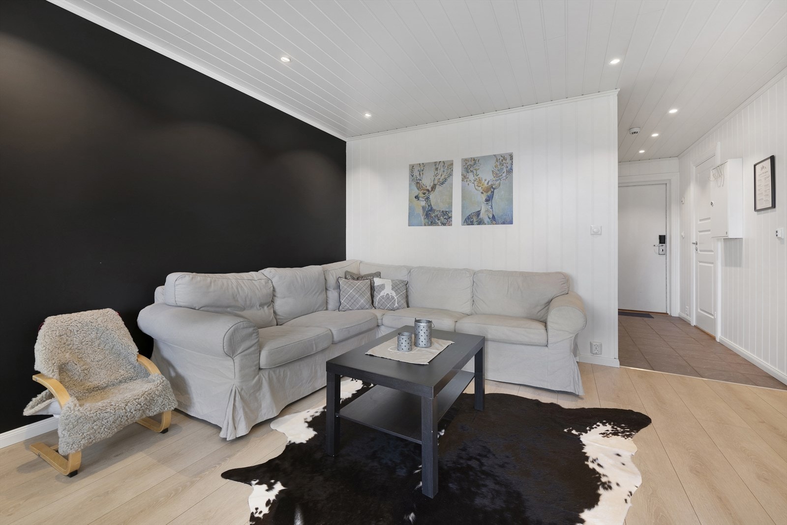 Stuen har rikelig med plass og er møbeleringsvennlig. Galleribilde