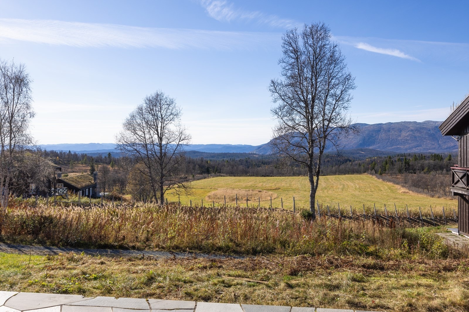 Utsikt fra terrassen, med fjellene som en imponerende bakgrunn. Galleribilde