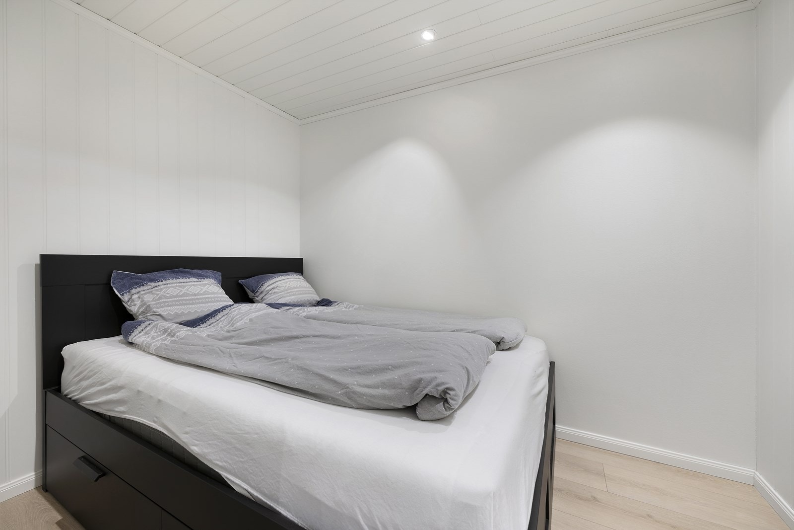 Soverom I har god plass til en dobbeltseng, med praktiske garderobeskap på hver side av sengen. Galleribilde