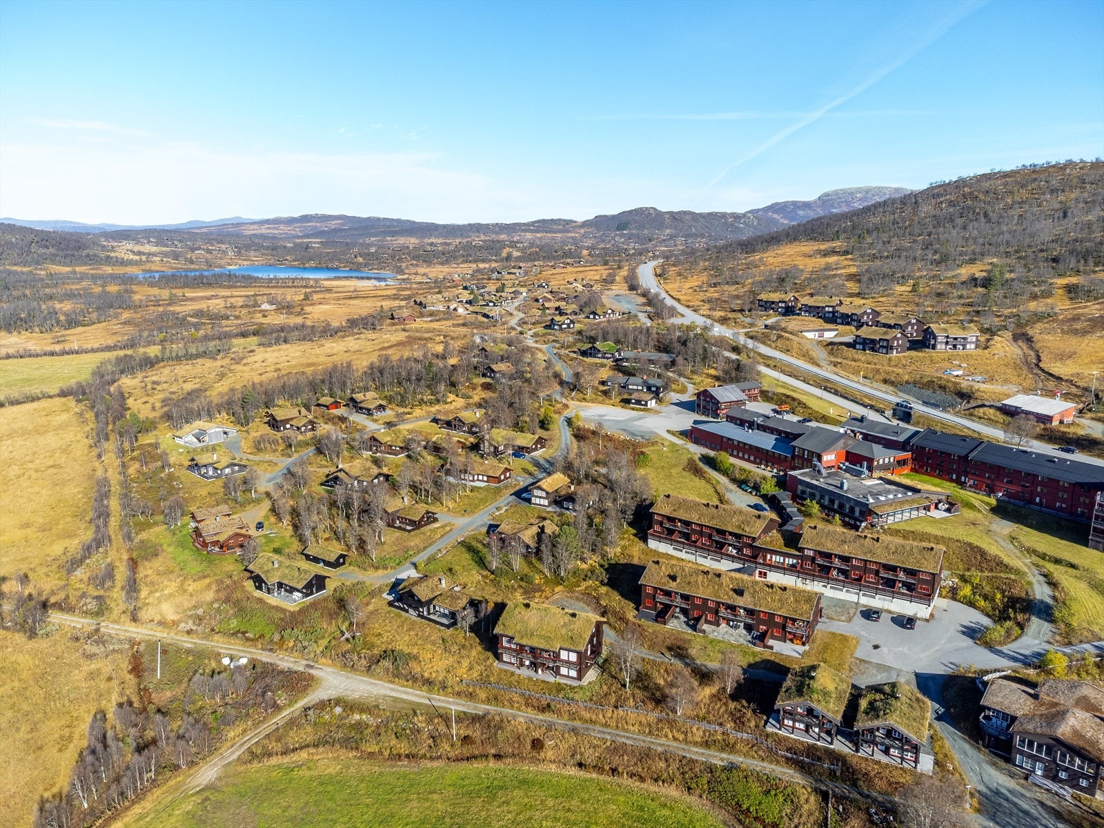 Terrassen er beliggende vestvendt med svært gode solforhold fra ca. kl. 13.00 og nydelig kveldssol, på sommerhalvåret har du sol til nærmere 2200. Galleribilde