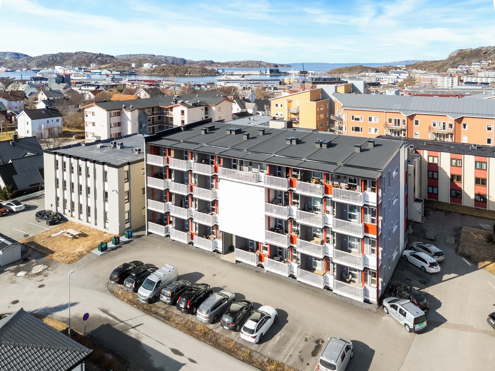 Bjerkenga Boligsameie ligger sentralt på Reinsletta, med kort vei til Bodø sentrum og det du måtte trenge. Galleribilde