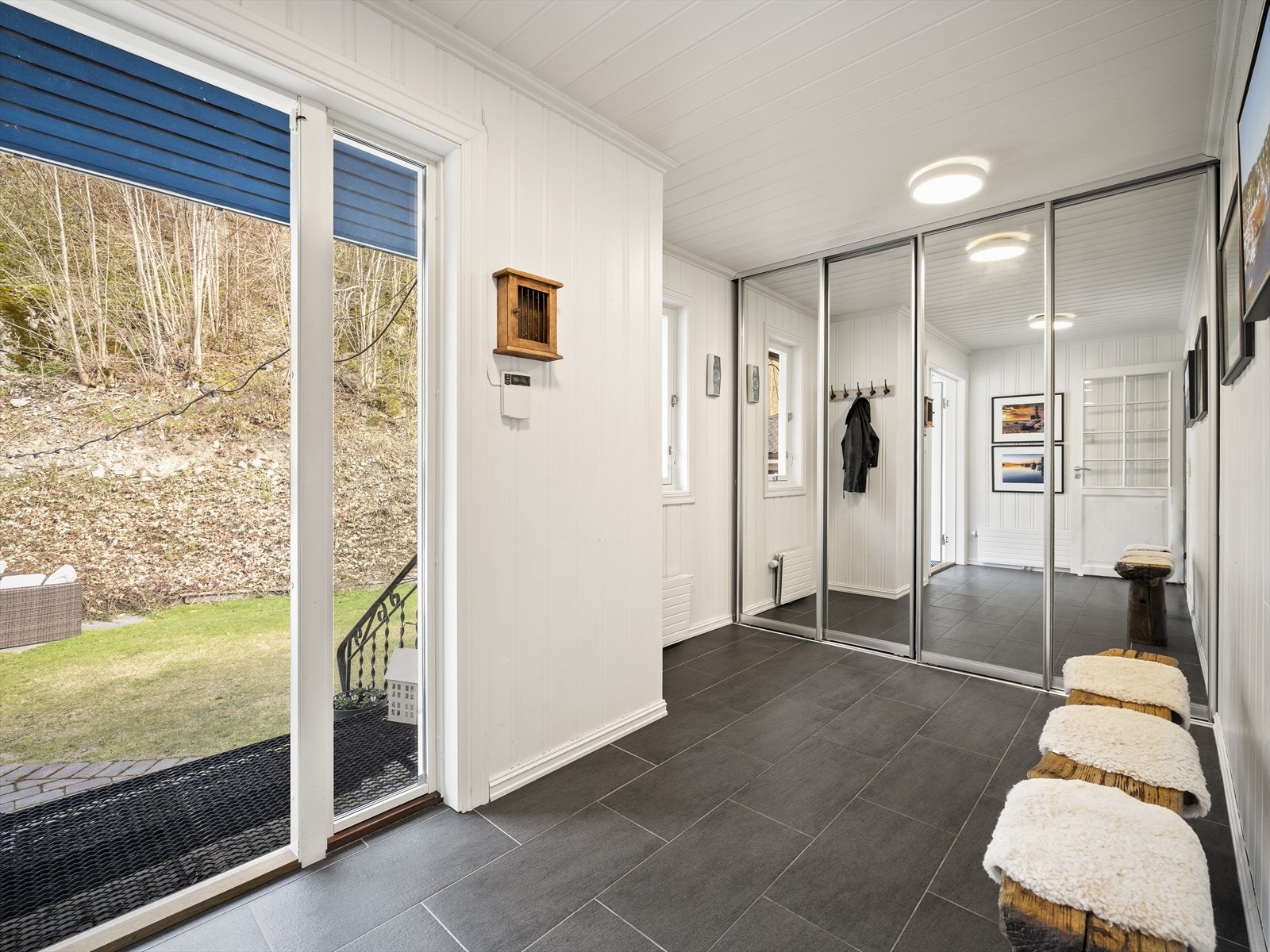 Velkommen inn! Stor entré med skyvedørsgarderobe for oppbevaring av yttertøy og skotøy. Galleribilde