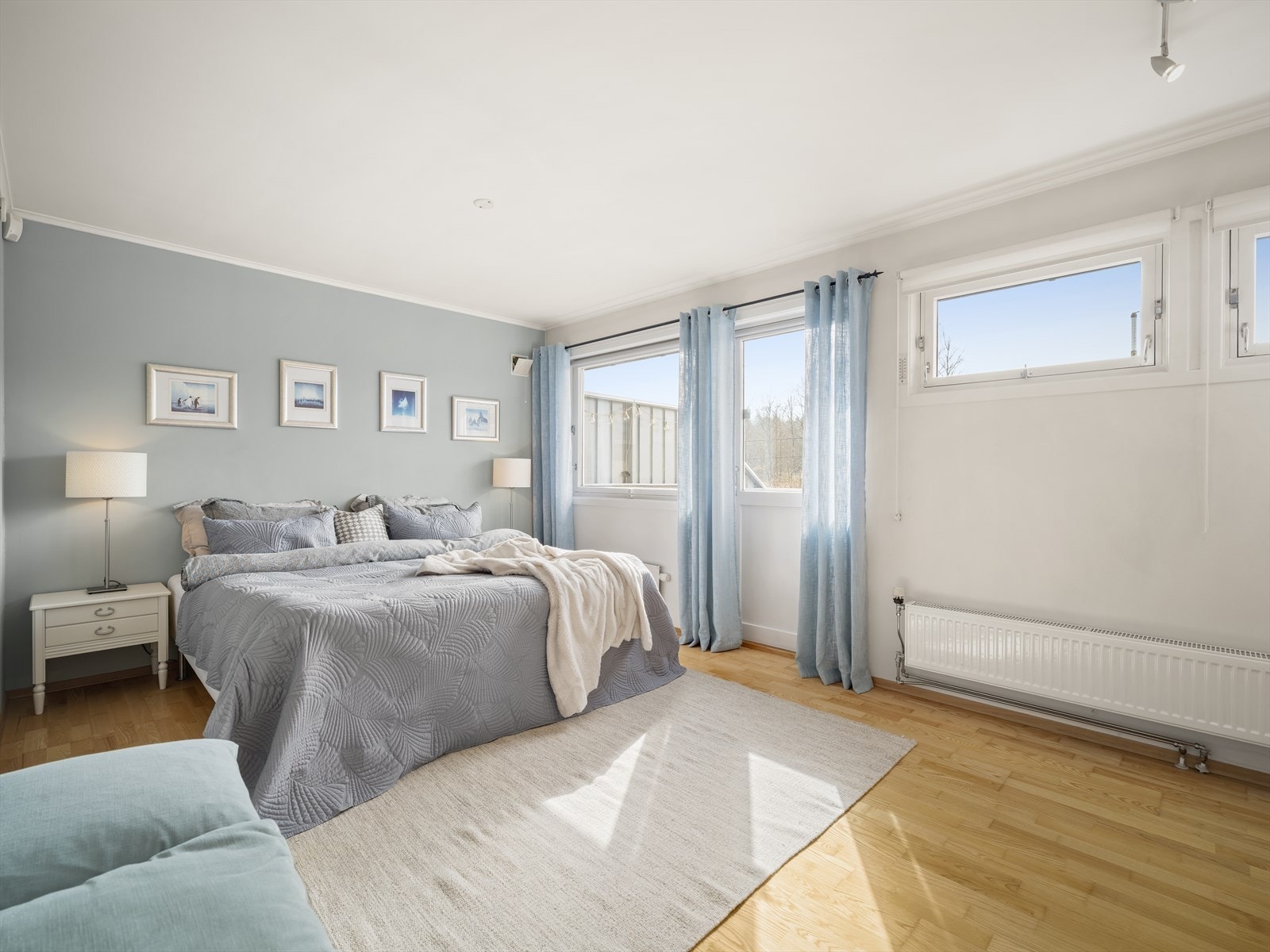 Hovedsoverommet er meget romslig med egen utgang til terrassen. Galleribilde