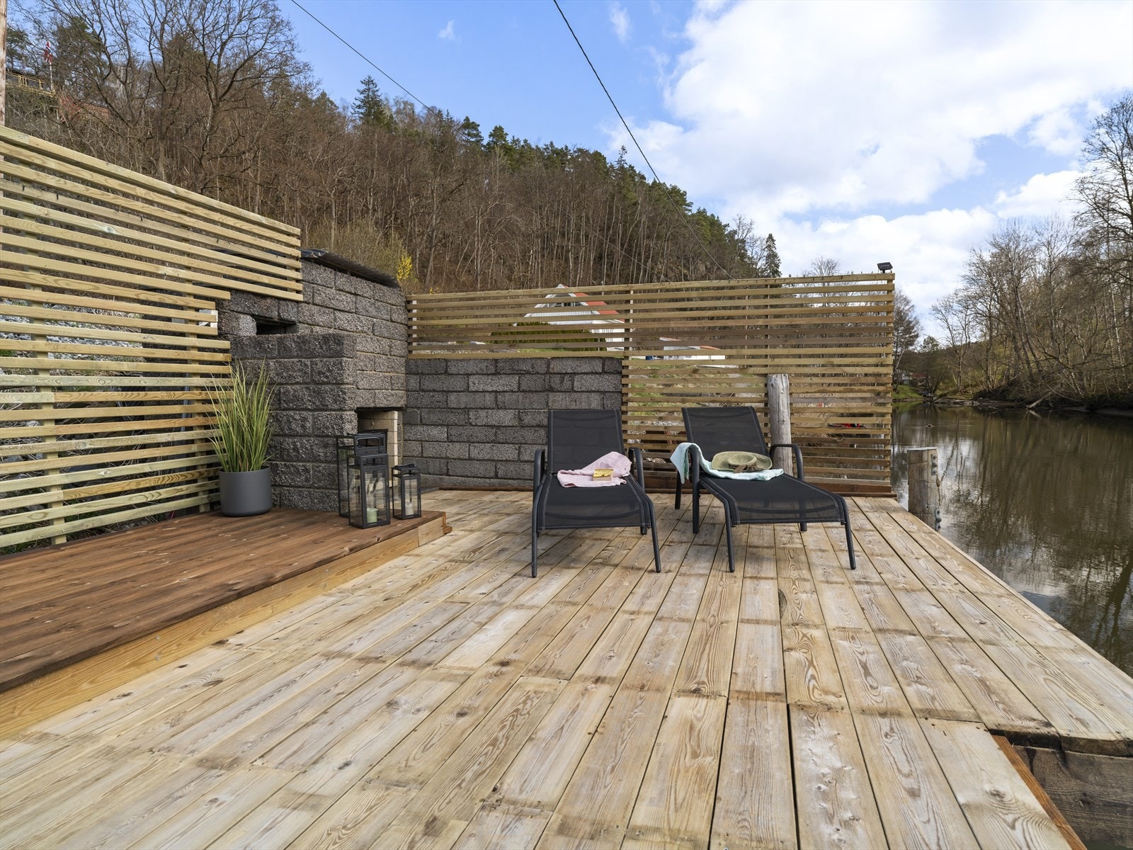 Eiendommen har ca 49 meter strandlinje og brygge med peis. Galleribilde