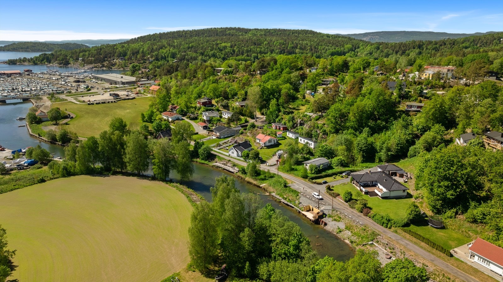 Det er kort vei til Sonskilen båthavn og Son sentrum, med mange fasiliteter. Galleribilde