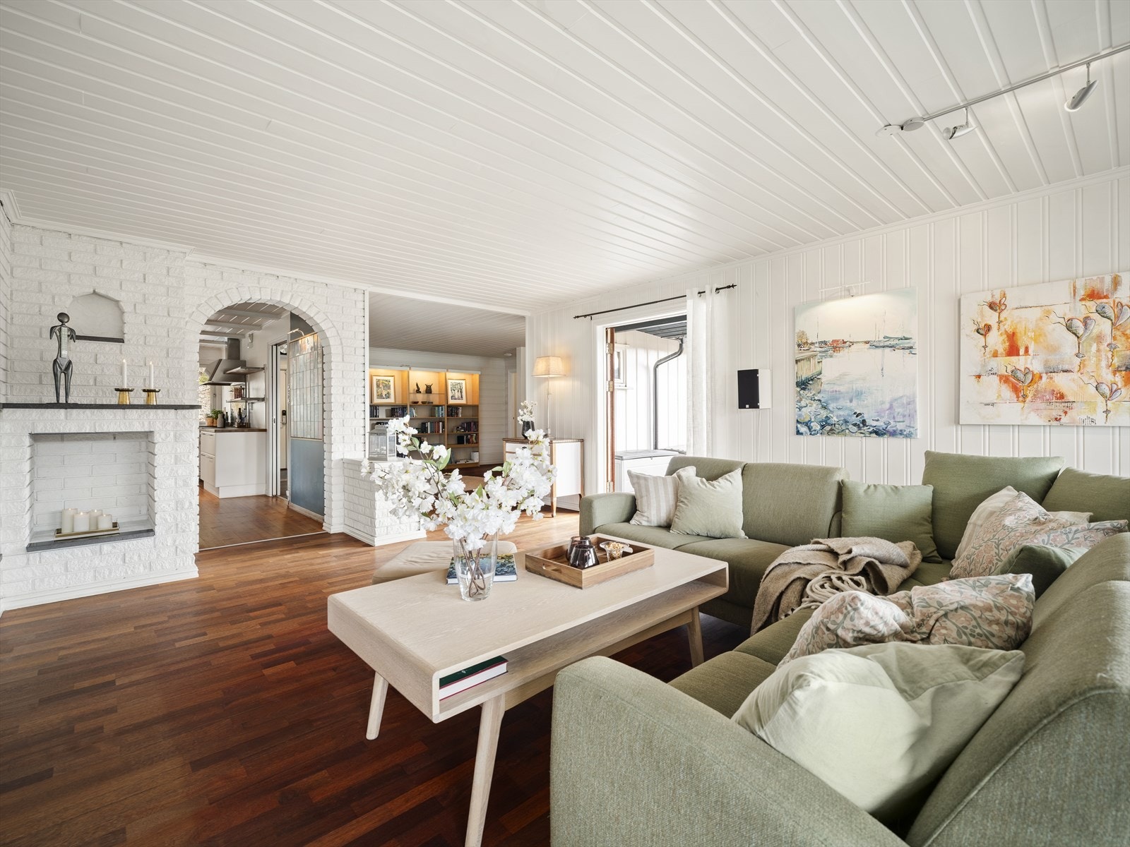 Det er god møbleringsfrihet for sofagruppe og TV-anlegg. Galleribilde