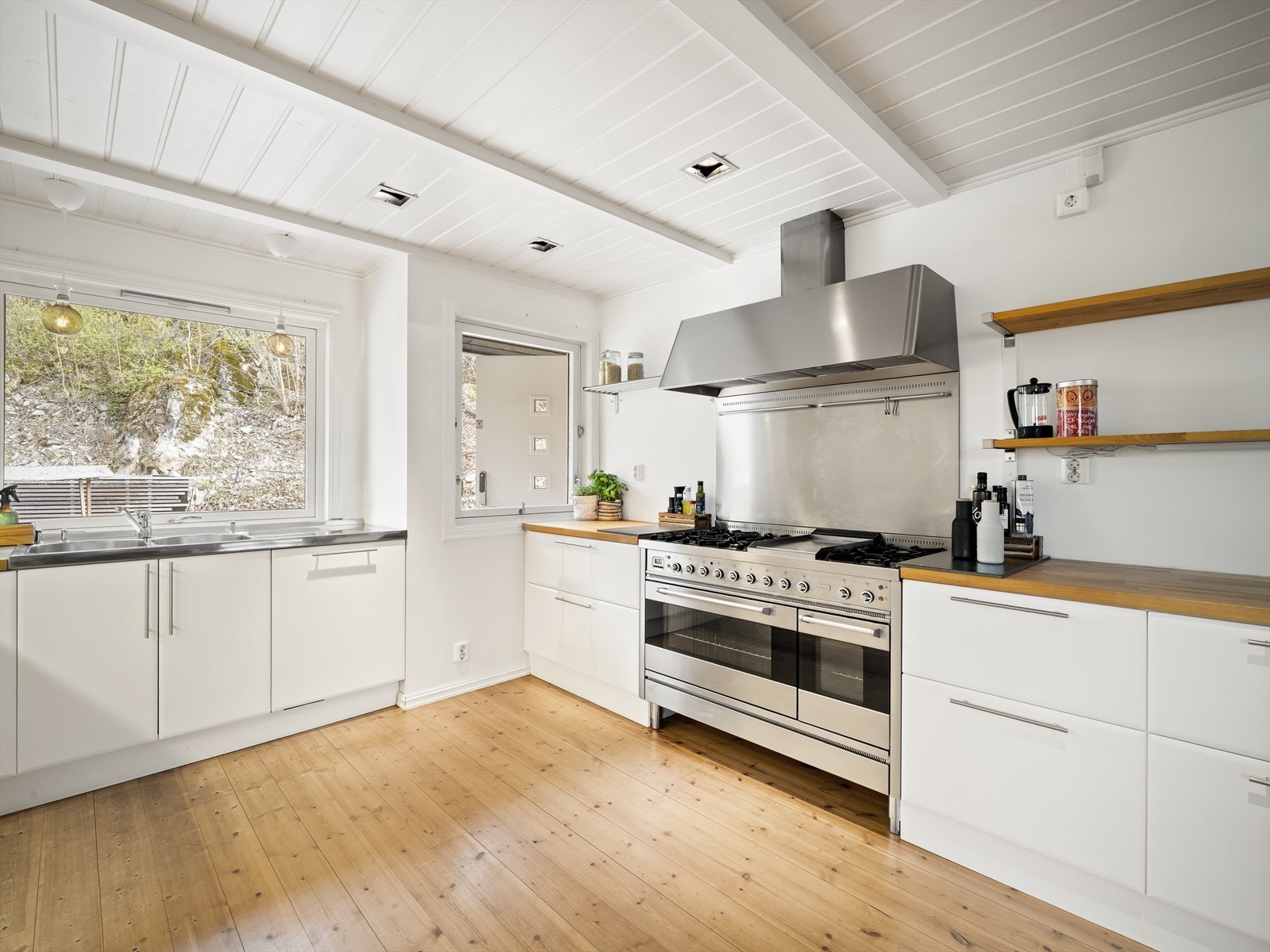 Stort og lyst kjøkken. Galleribilde