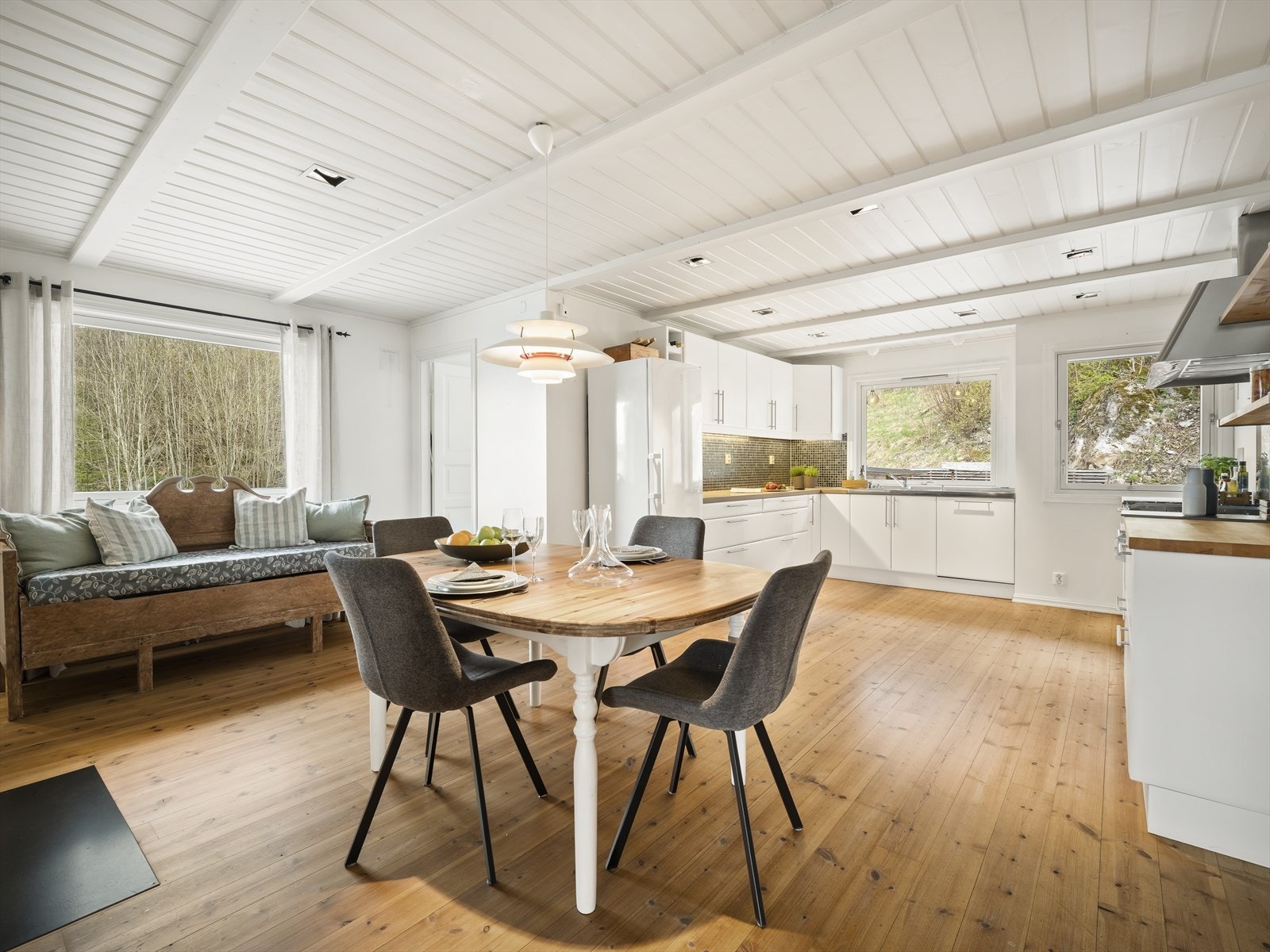 Via kjøkkenet er det tilgang til vaskerom med egen inngang. Galleribilde