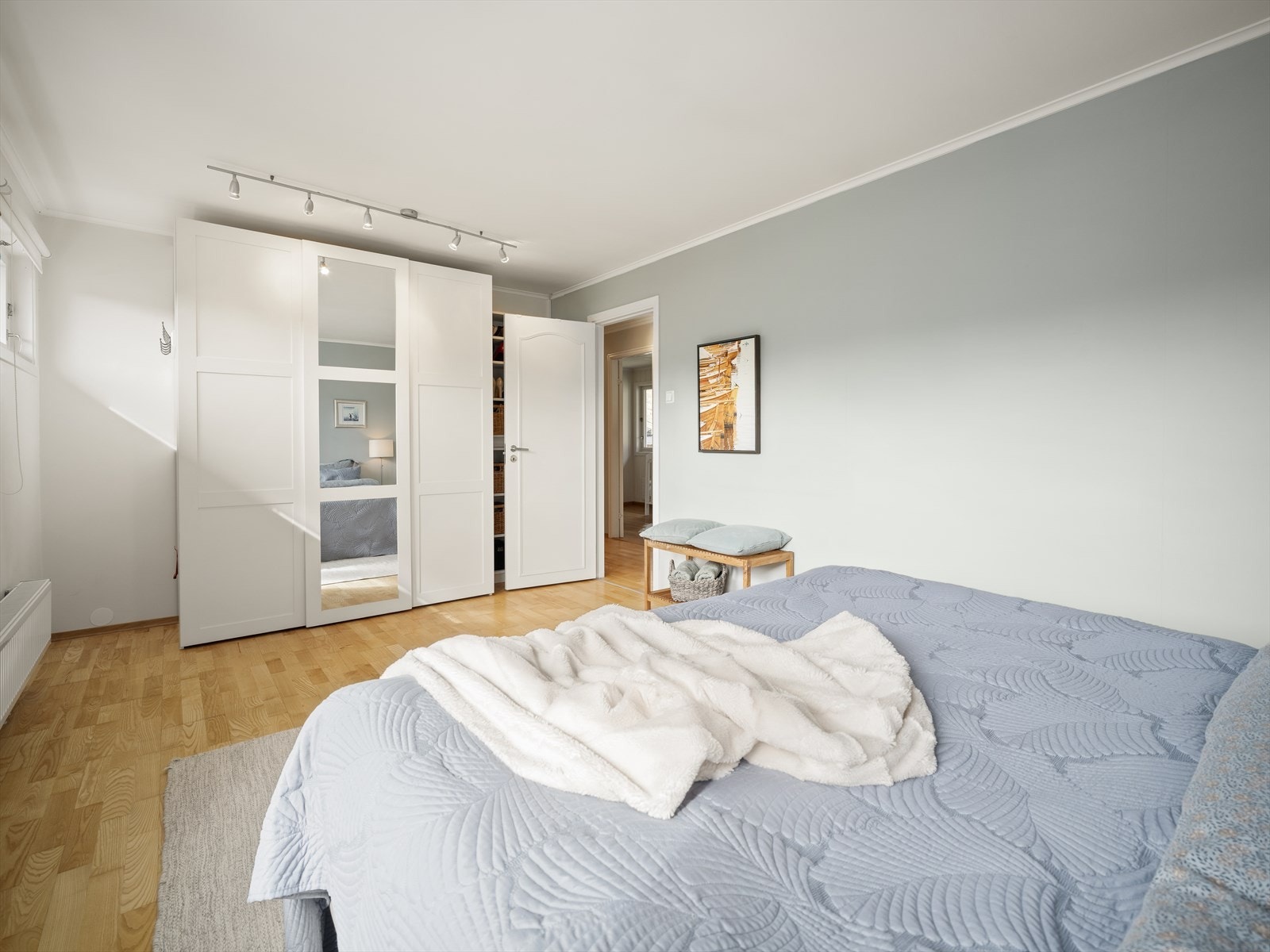 Hovedsoverommet er innredet med en praktisk garderobe. Galleribilde