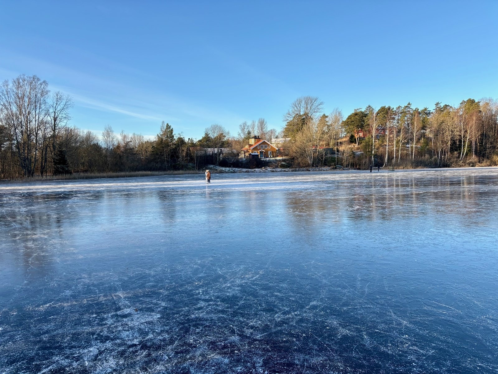 Privat bilde. Koselig tjern med mulighet for skøyter om vinteren. Galleribilde