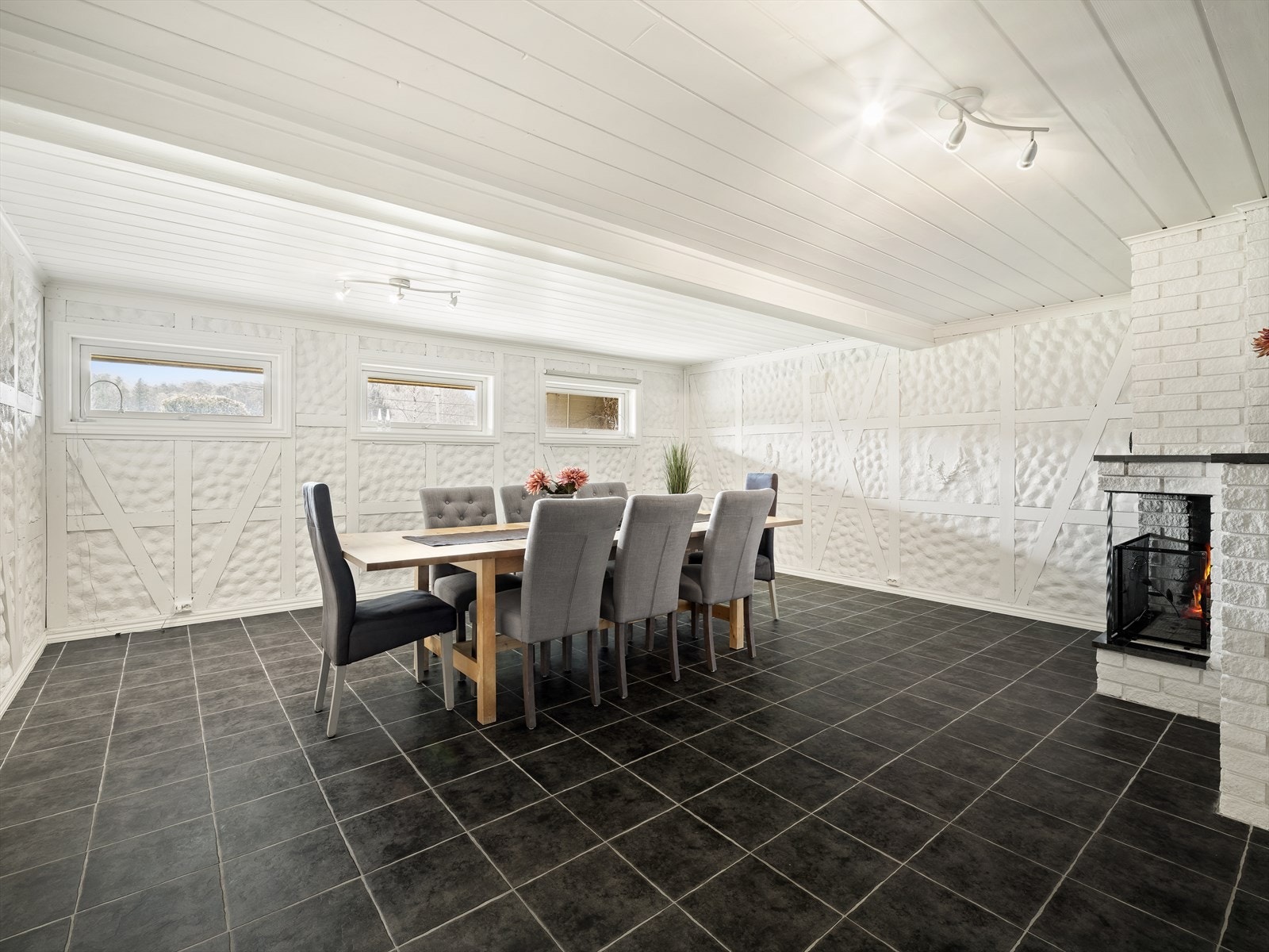 Kjellerstue har gode møbleringsmuligheter med plass til sofagruppe, TV-anlegg og spisebord. Galleribilde