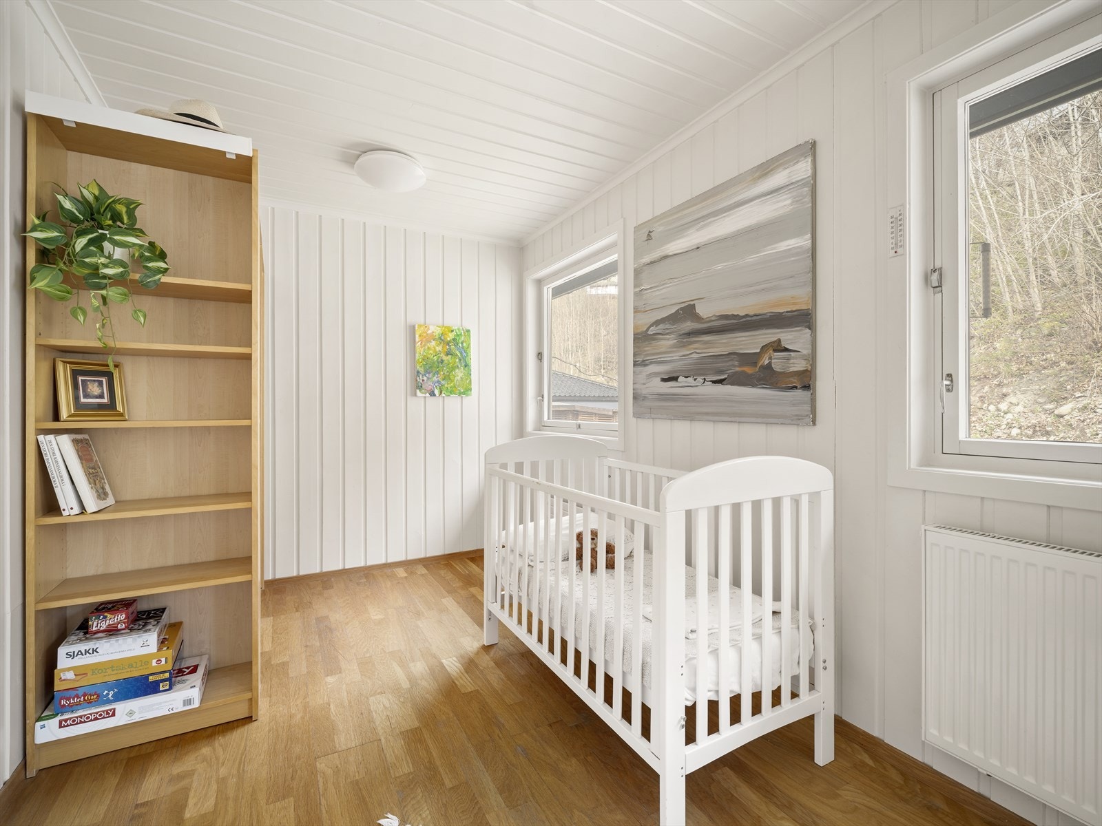 Opprinnelig to soverom i 1. etasje er i dag slått sammen til ett stort, men kan enkelt deles igjen. Galleribilde