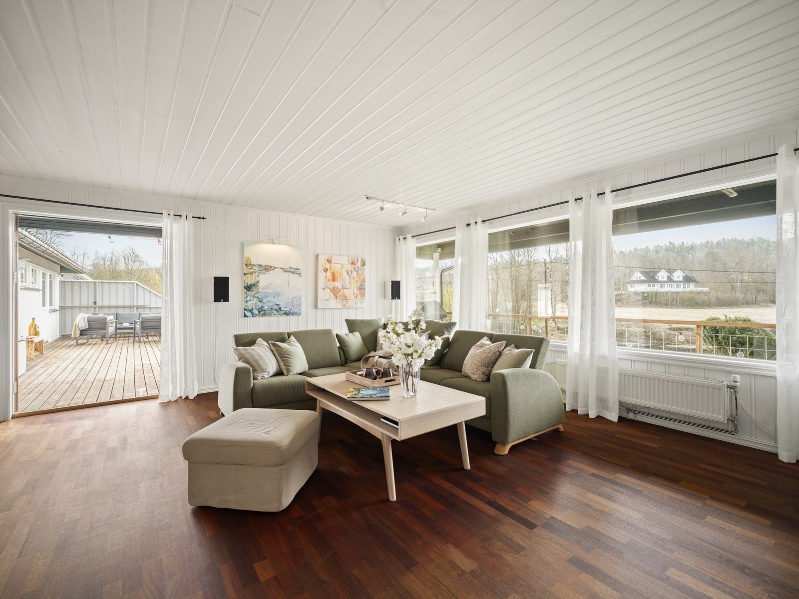 Fra stuen er det utgang til balkong på ca 77 kvm. Galleribilde