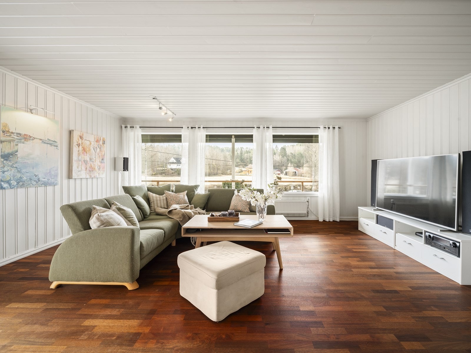 Fra stuen er det utsyn over elven Såna (Hølenselva) Galleribilde