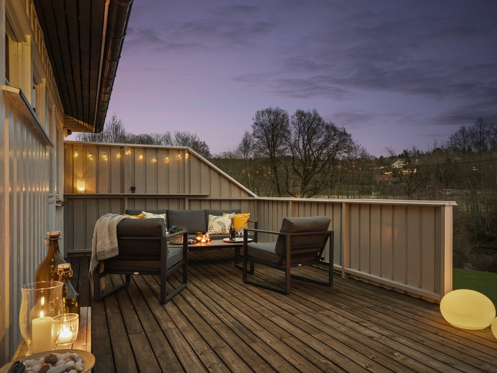 På terrassen kan man nyte sene sommerkvelder med noe godt i glasset. Galleribilde