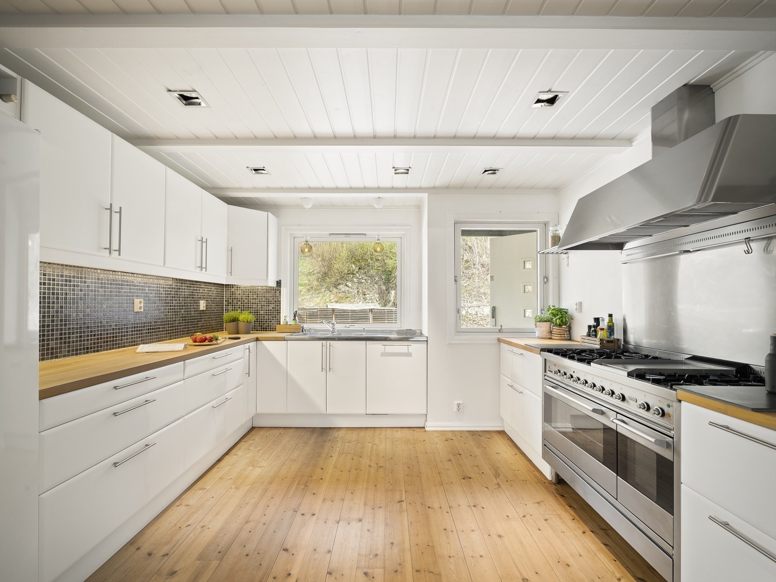 Kjøkkenet består av profilerte over-/underskap, heltre benkeplate,
kjøleskap, oppvaskmaskin, helstøpt servant med 2 kummer og
avrenning, Ilve-komfyr med åtte gassbluss med ventilator over. Galleribilde