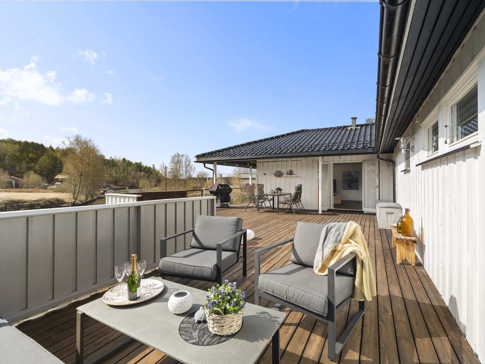 På terrassen er det god plass til flere utemøbelgrupper, putekasse og grill. Galleribilde