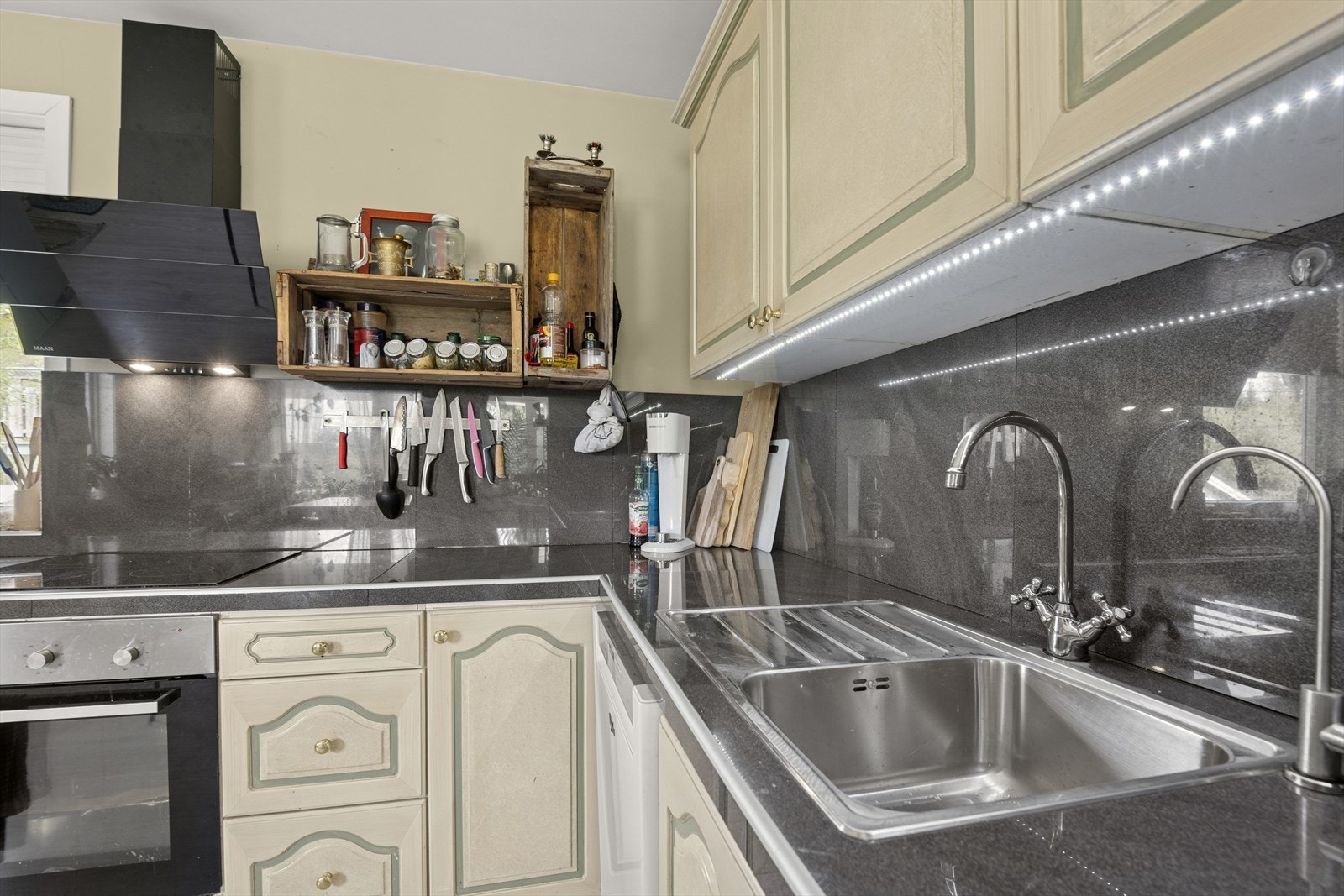 Kjøkkenet har stor benkeplate som gir gode arbeidsforhold ved matlaging. Kjøkkenet har også benkeplate i stein og benkerygg. Galleribilde