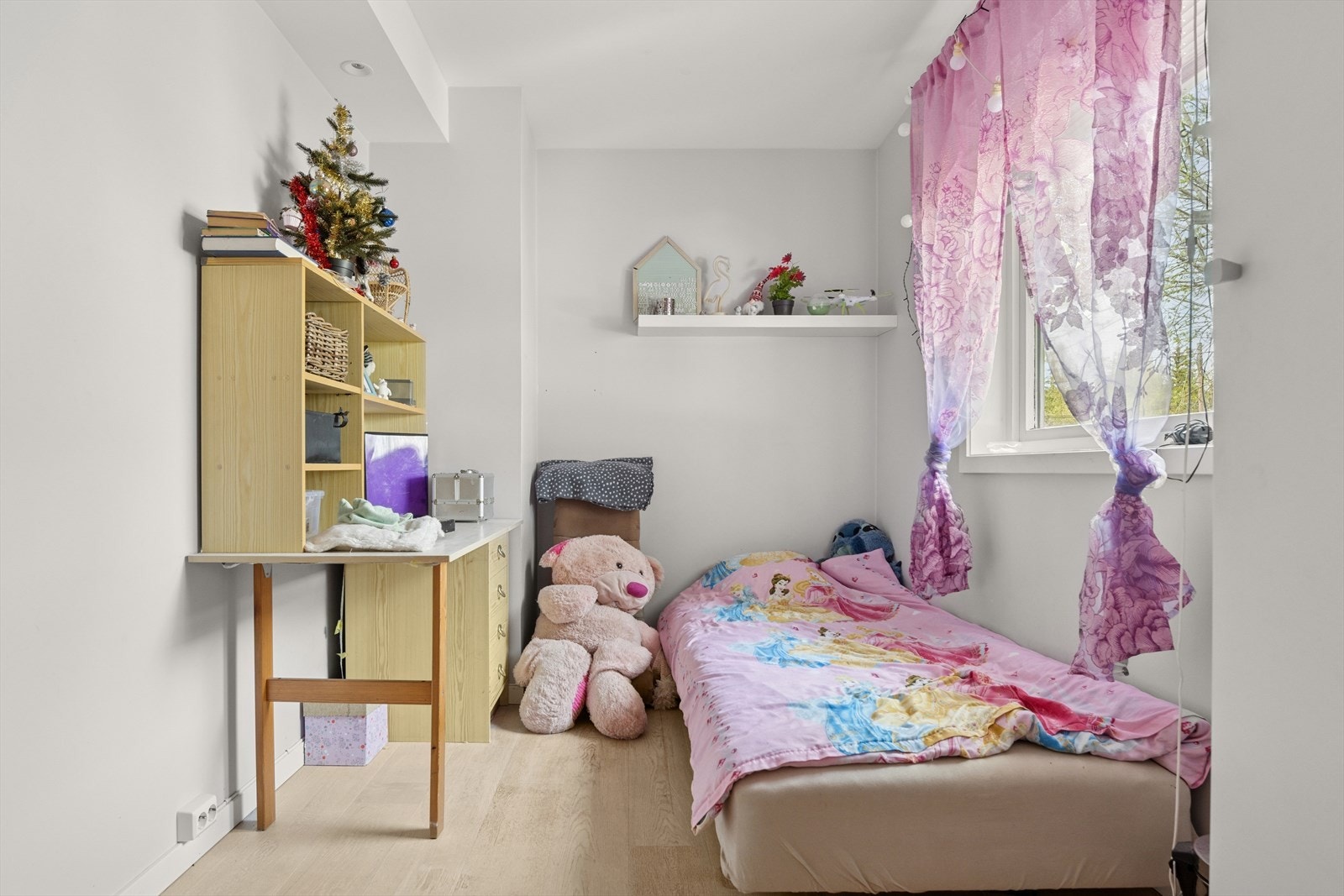 Flott barnerom med nye overflater i lun og lys tone. Galleribilde