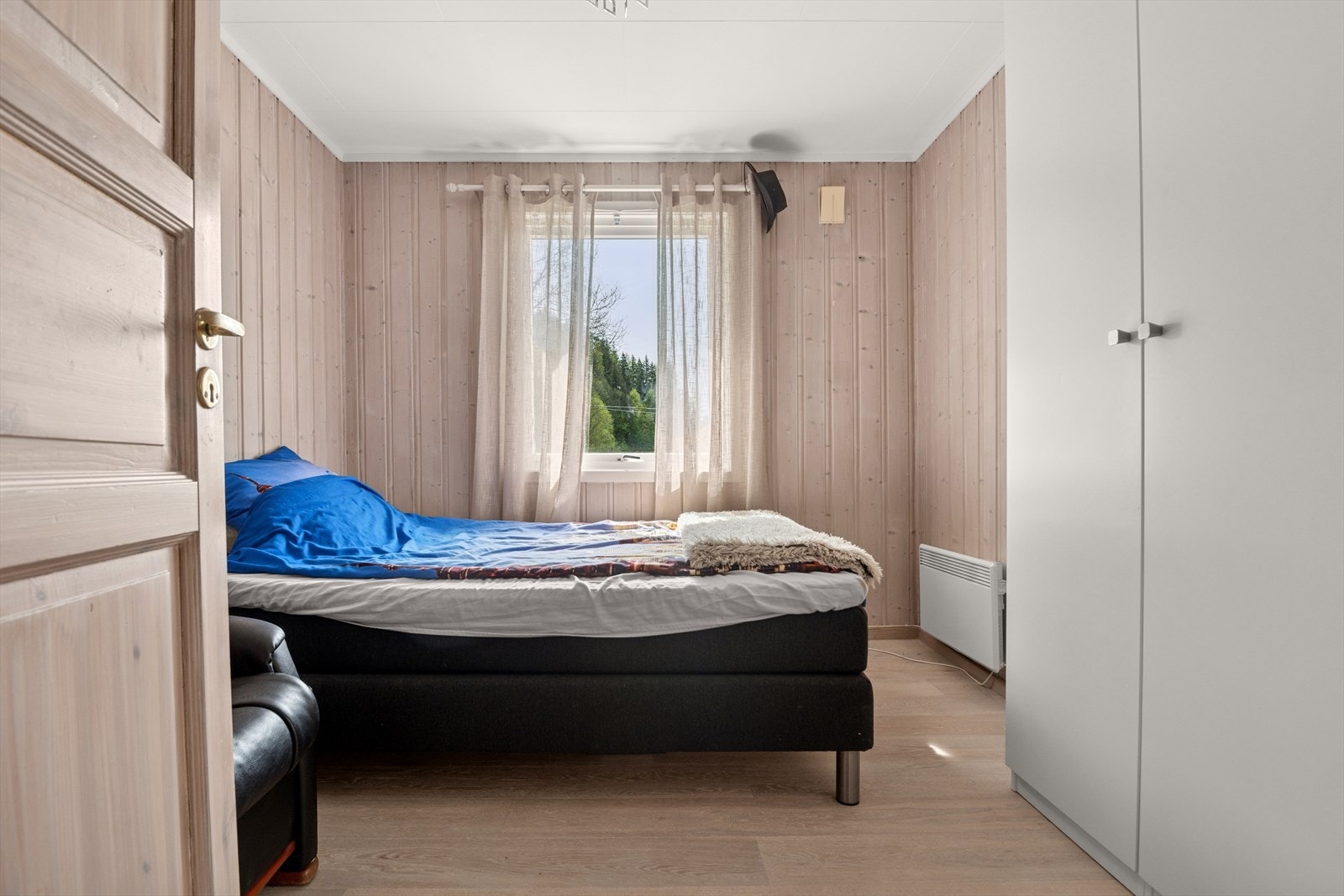 Soverom 3 er romslig med plass til dobbelseng, nattbord og klesskap. Galleribilde