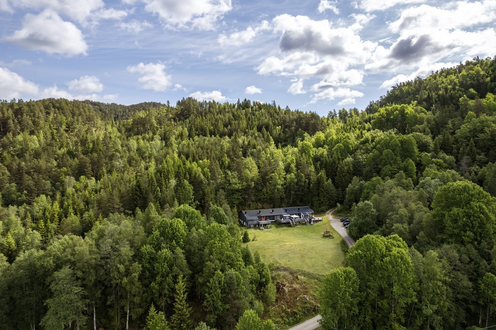 Rekkeboligen ligger i naturskjønt område Galleribilde