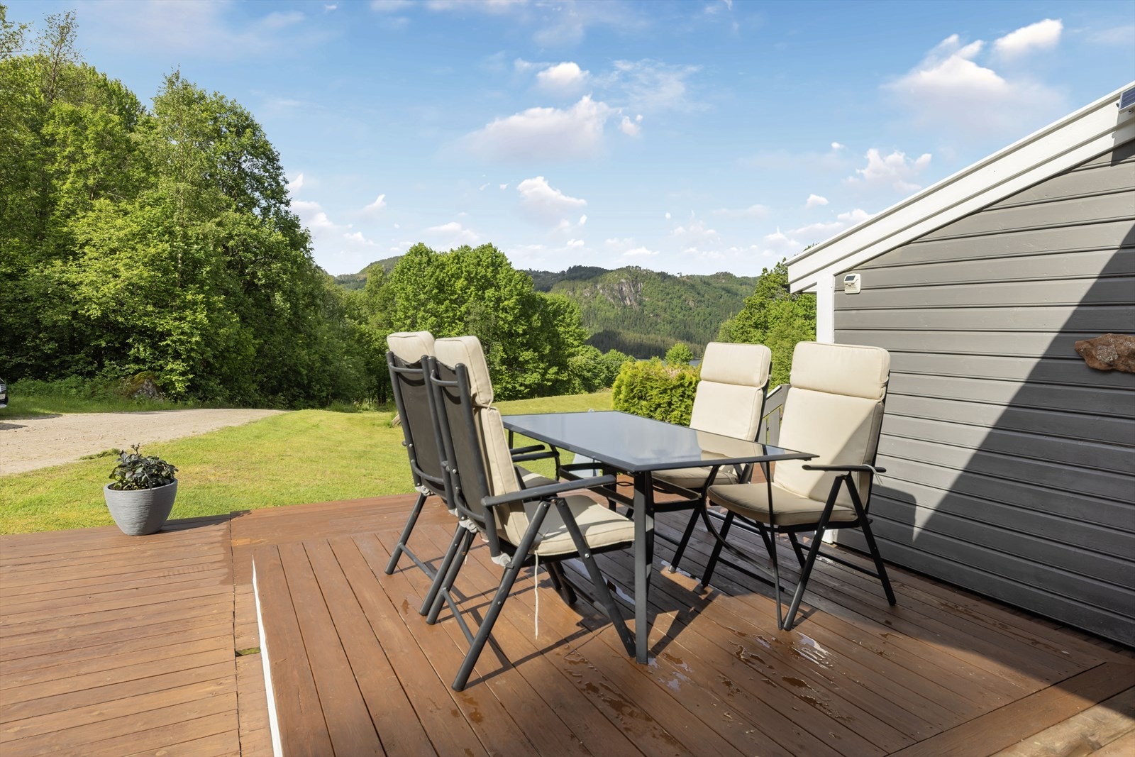 Stor terrasse ved inngang Galleribilde