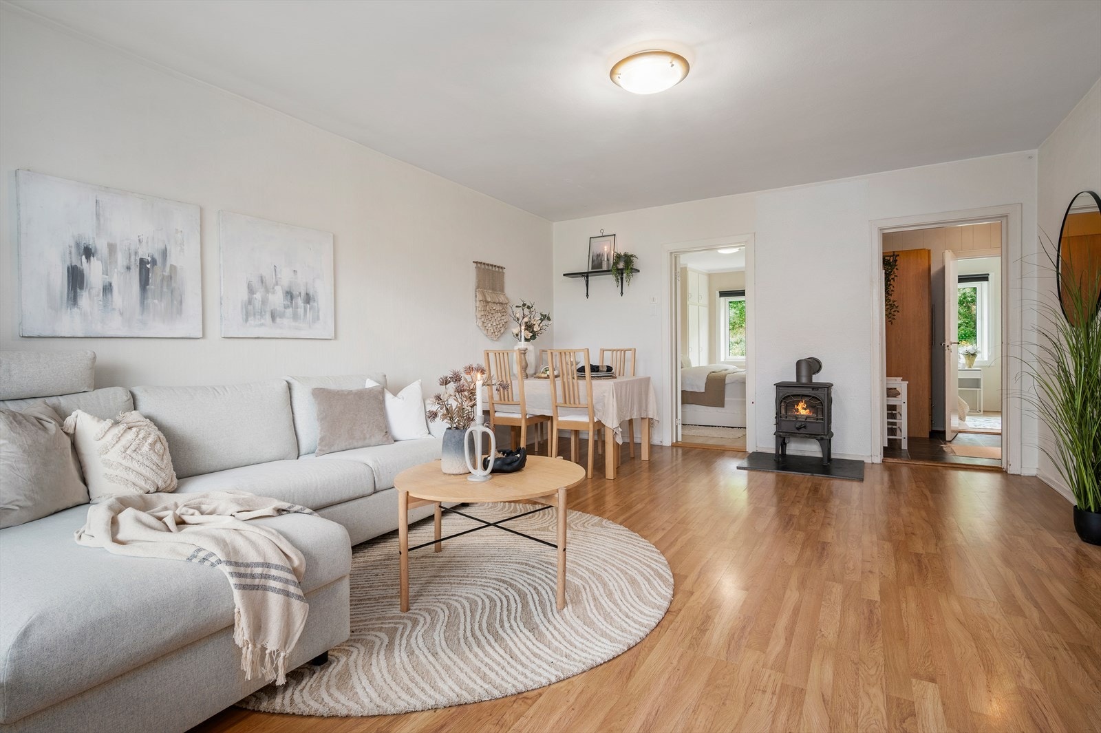 Stue med god plass til både spisebord og sofaseksjon. Galleribilde