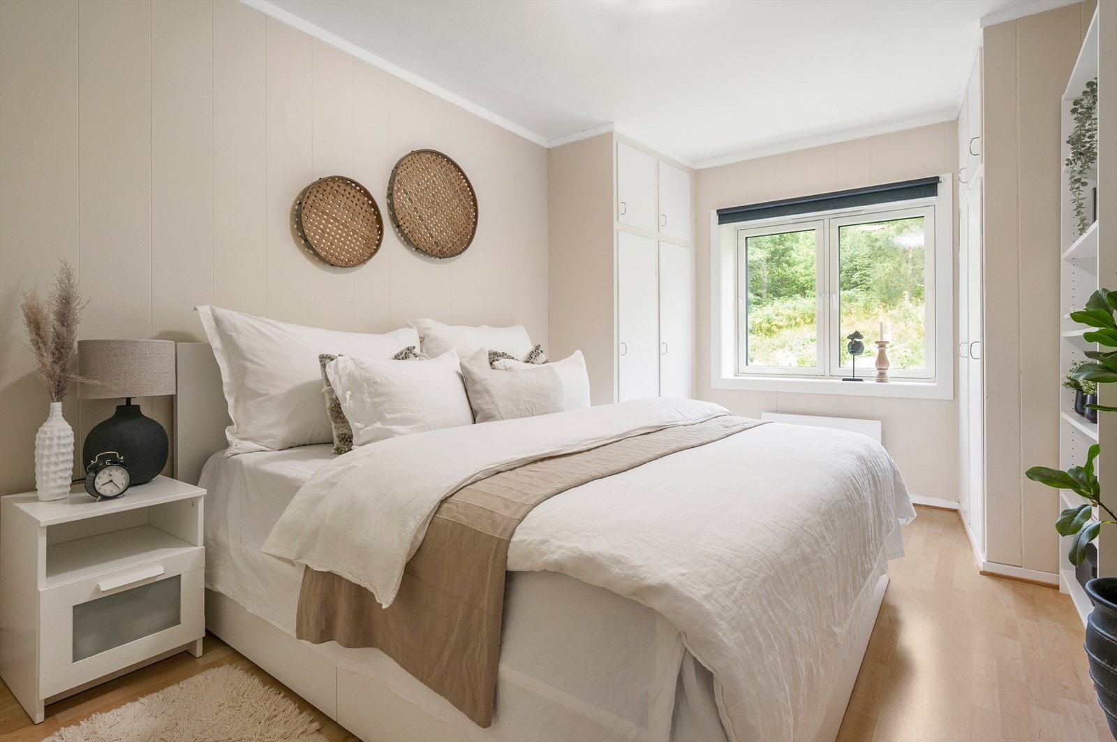 Soverom 1. Oppmålt til 13,8 kvm. Galleribilde