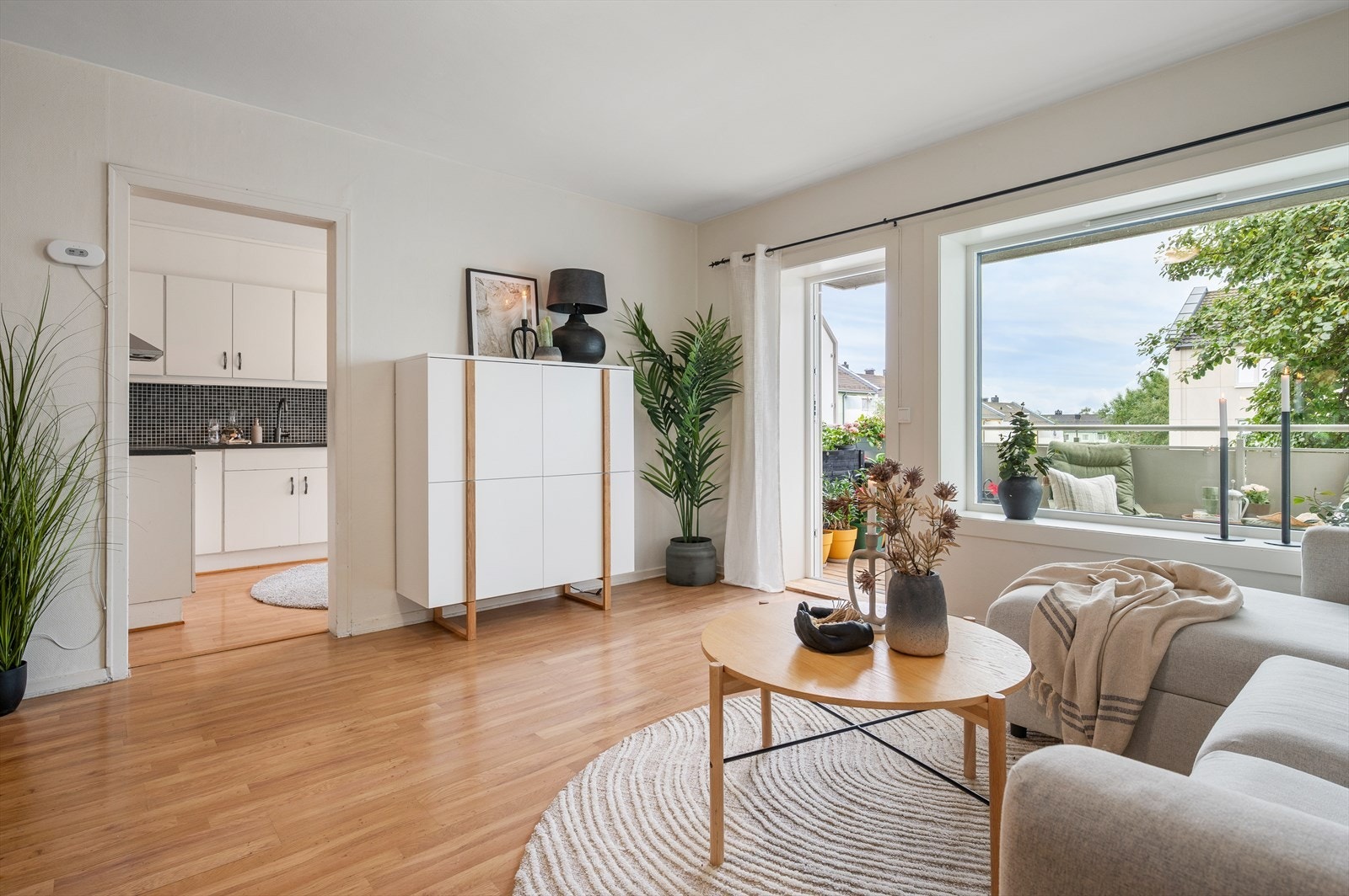 Lys stue med flere vindusflater som gir rikelig med naturlig lys. Galleribilde