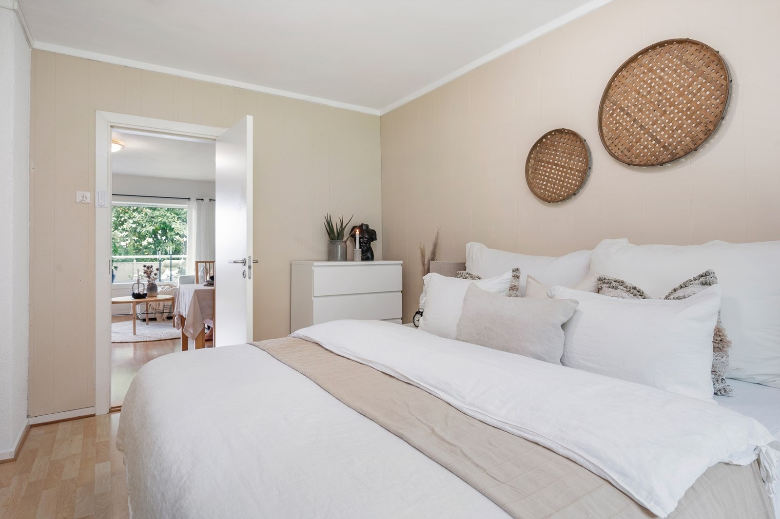 Soverommets størrelse gjør det enkelt å innrede med dobbeltseng og tilhørende møblement. Galleribilde