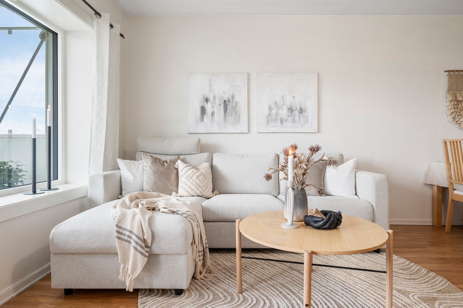 Leiligheten har en sentral beliggenhet med gangavstand til alt av servicetilbud og kollektivtransport. Galleribilde