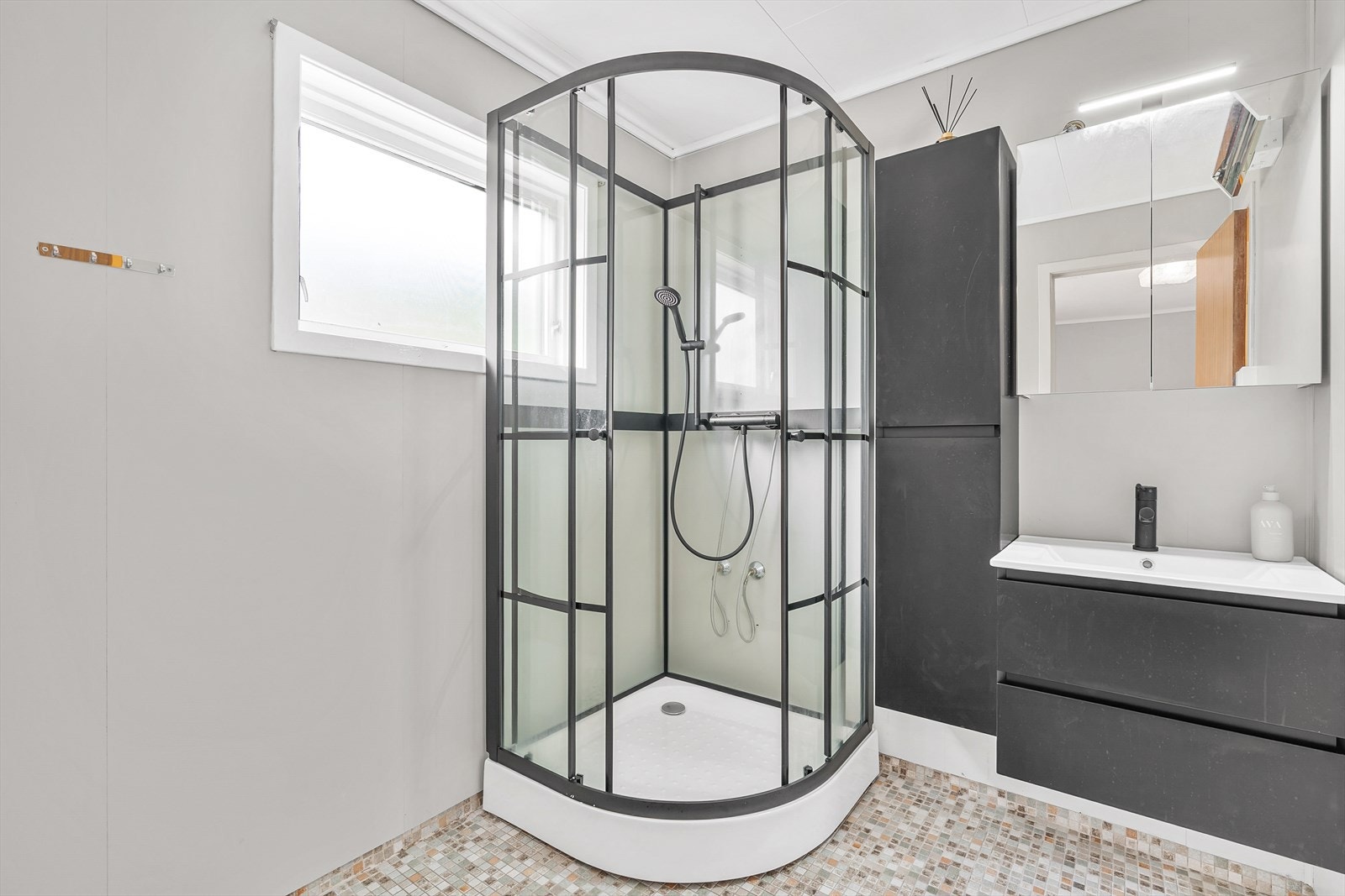 Bad i første etasje med ny baderomsinnredning og dusjkabinett fra 2024. Galleribilde