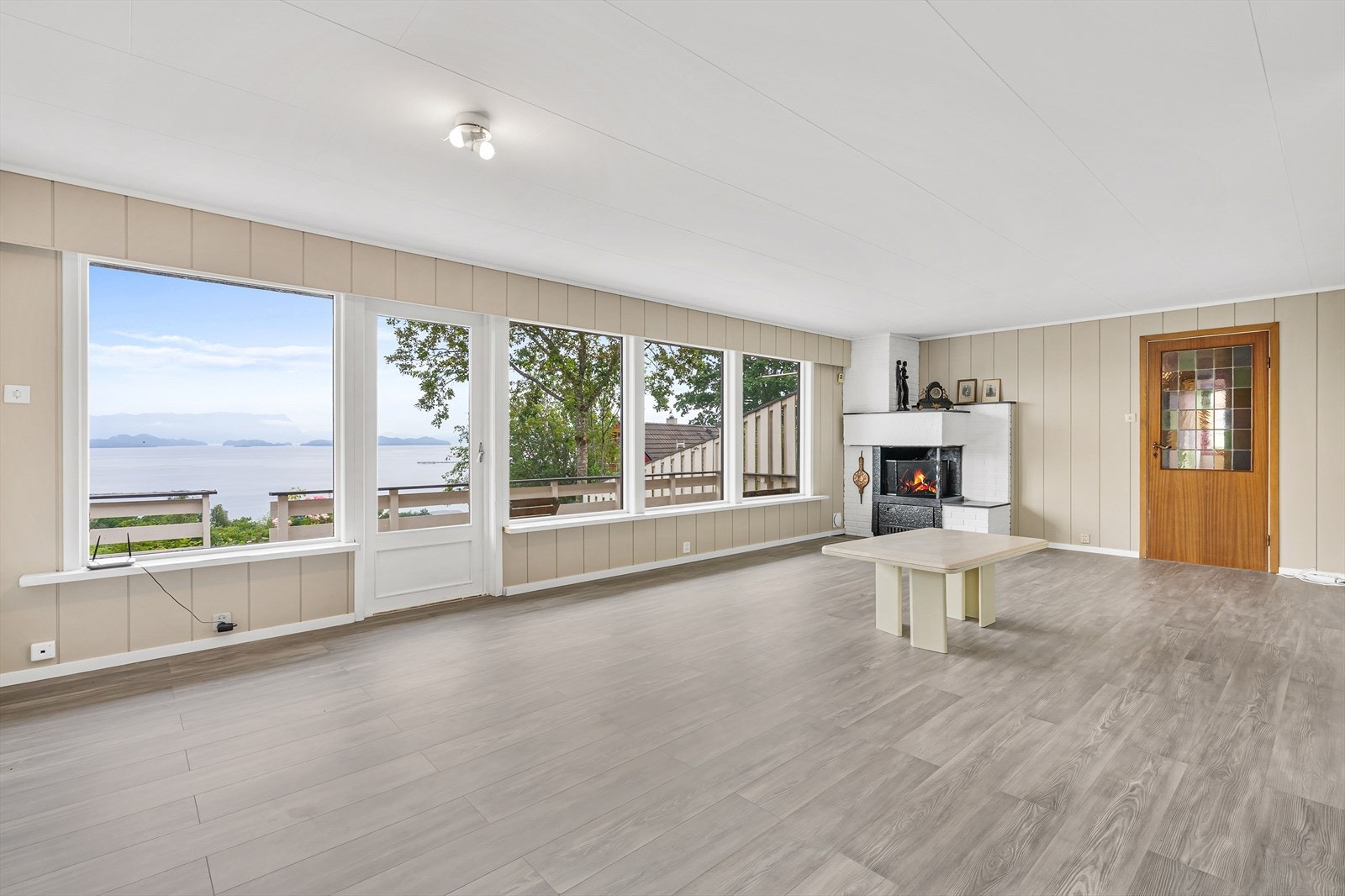 Stue med stort potensiale og fantastisk utsikt over Husnesfjorden. Galleribilde