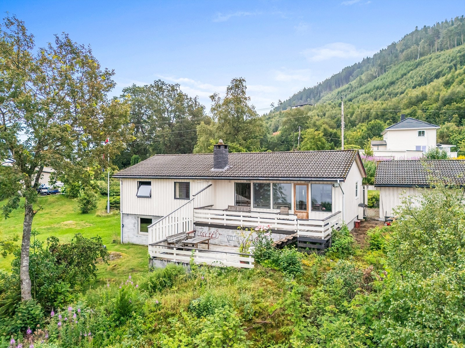 Enebolig innredet over to plan, med nordvest vendt terrasse Galleribilde