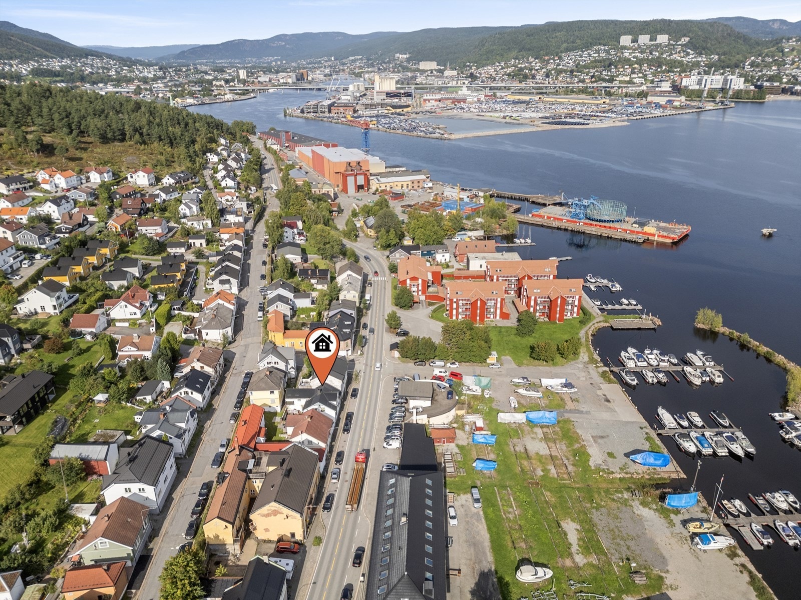 Beliggende med kun ca. 5 min kjøring til Drammen sentrum med alt av service fasiliteter Galleribilde