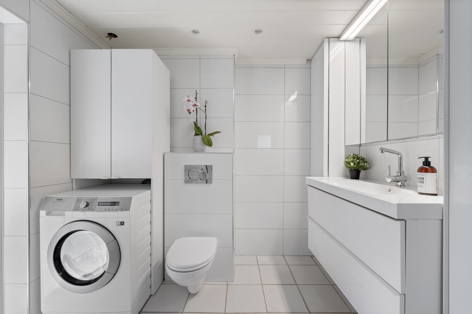 Delikat flislagt bad med varmekabler Galleribilde