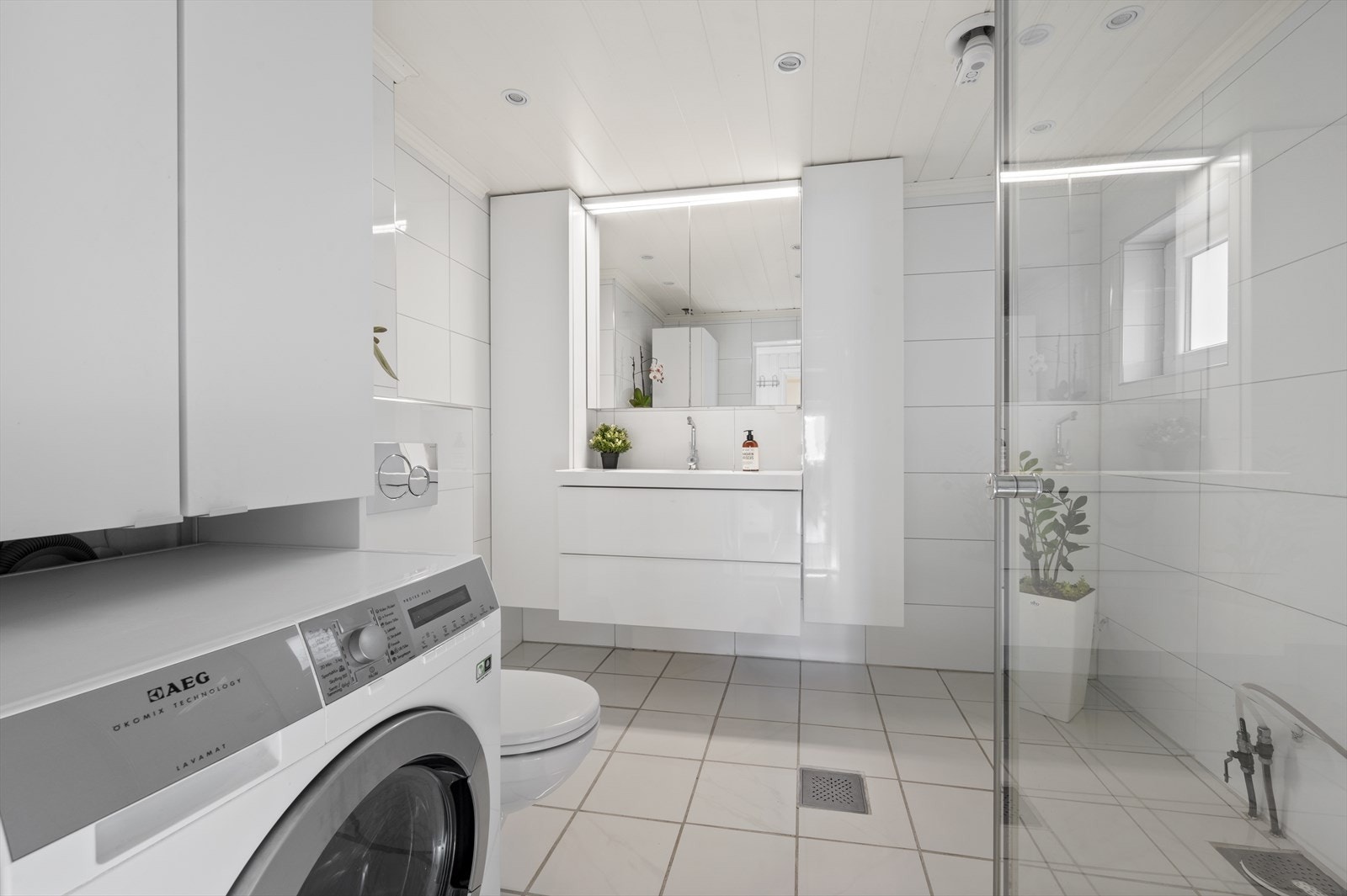 Innredet med dusjnisje, vegghengt toalett, opplegg for vaskemaskin Galleribilde