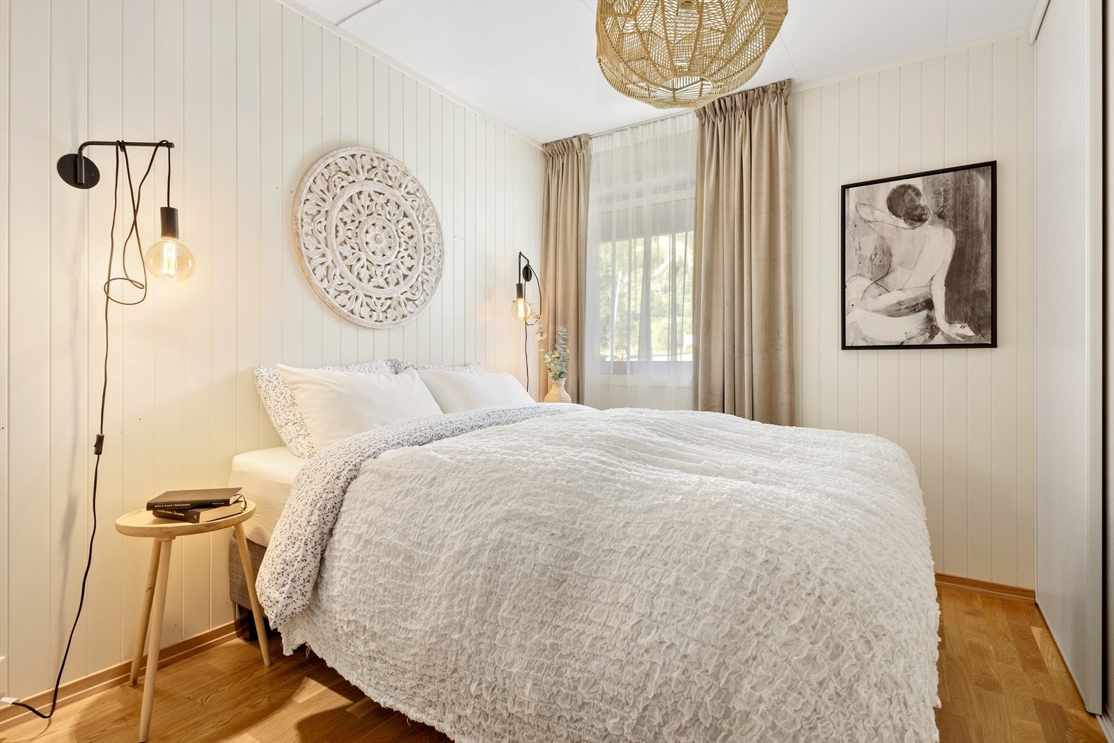 Leiligheten har to soverom. Dette er det største, og har en romslig garderobeløsning. Galleribilde