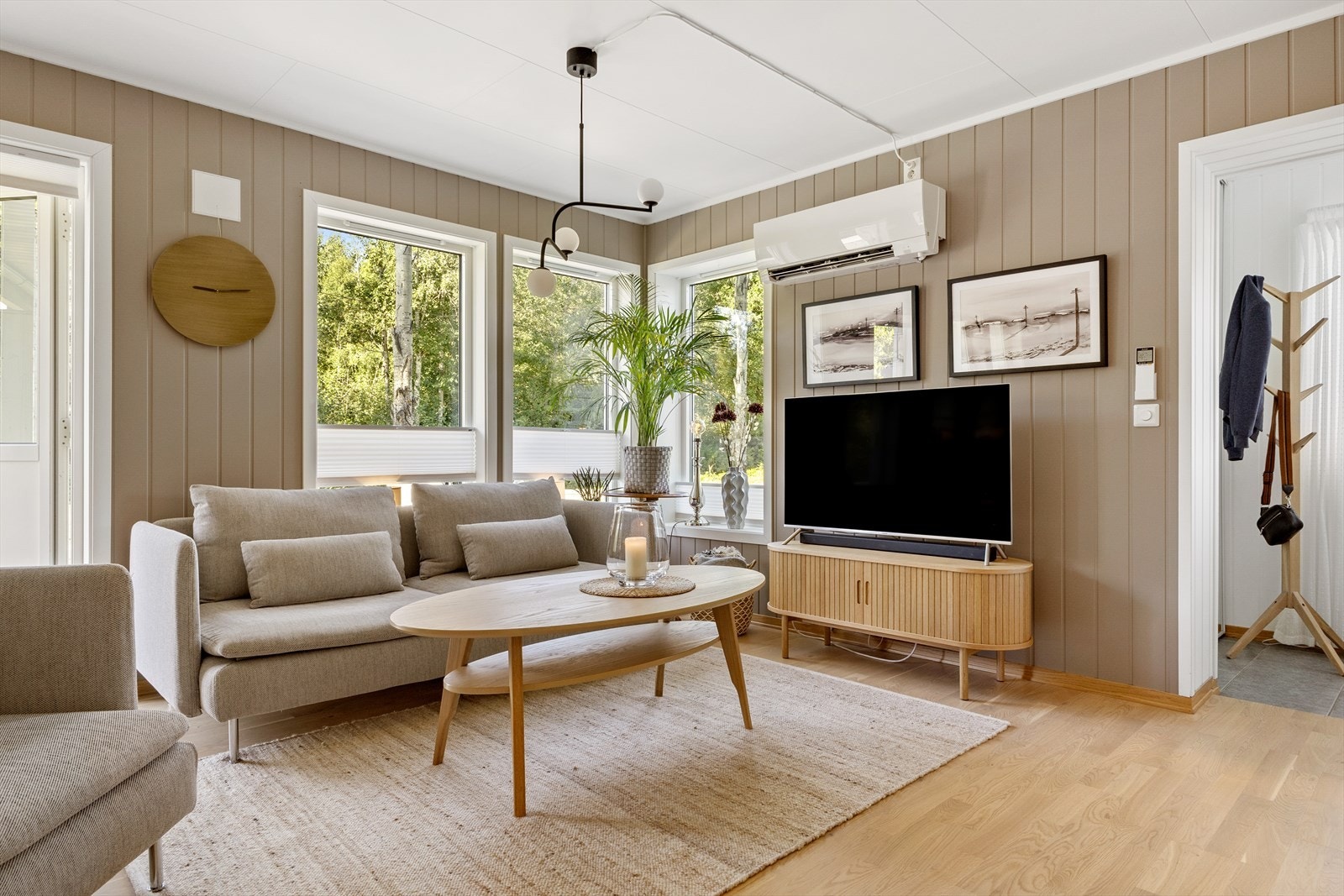 Leiligheten er godt planløst og har her en romslig stue, som også rommer plass for spisestuegruppe. Galleribilde