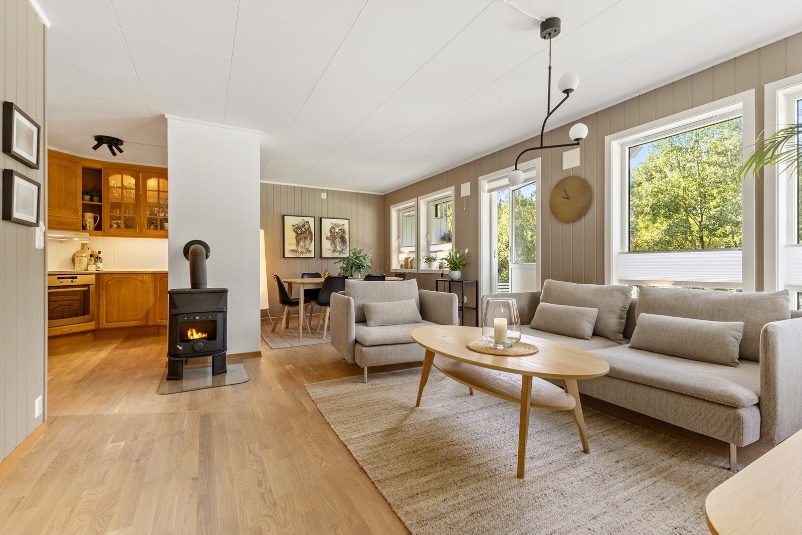 En lys og fin stue, som er godt plassutnyttet. Galleribilde