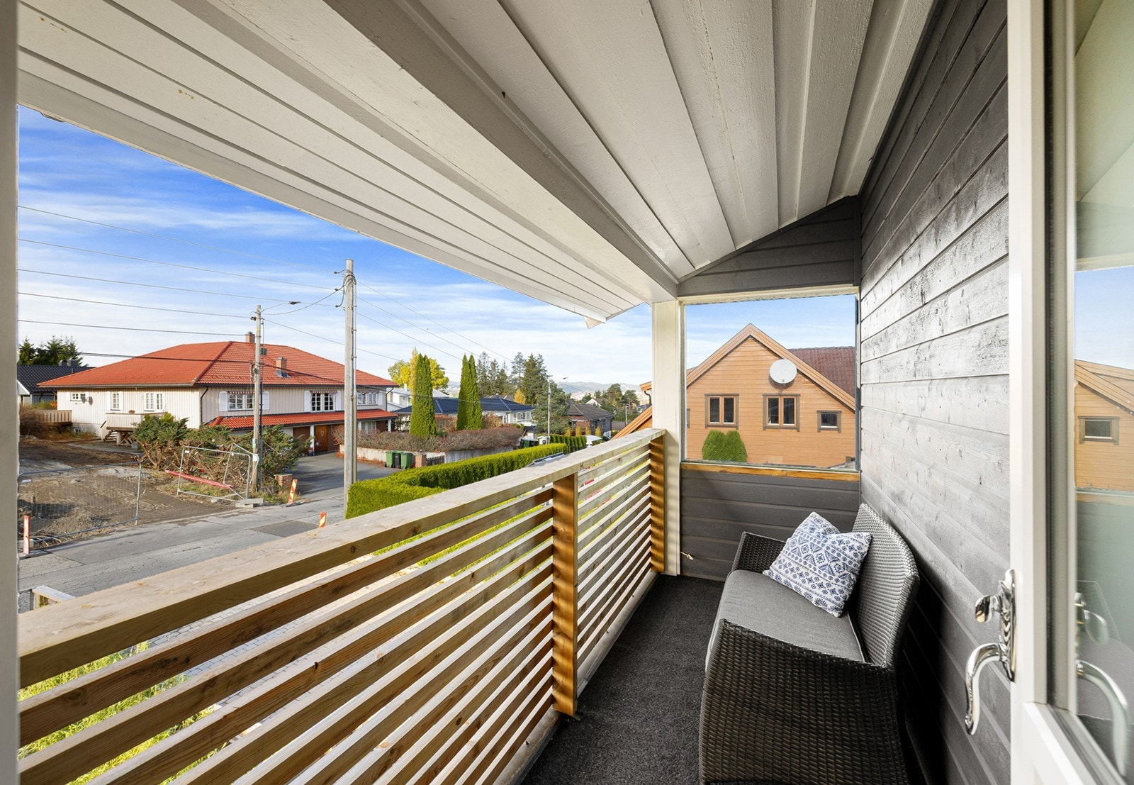 Fra soverommet er det direkte utgang til en hyggelig, overbygd balkong på 4 kvm. Galleribilde