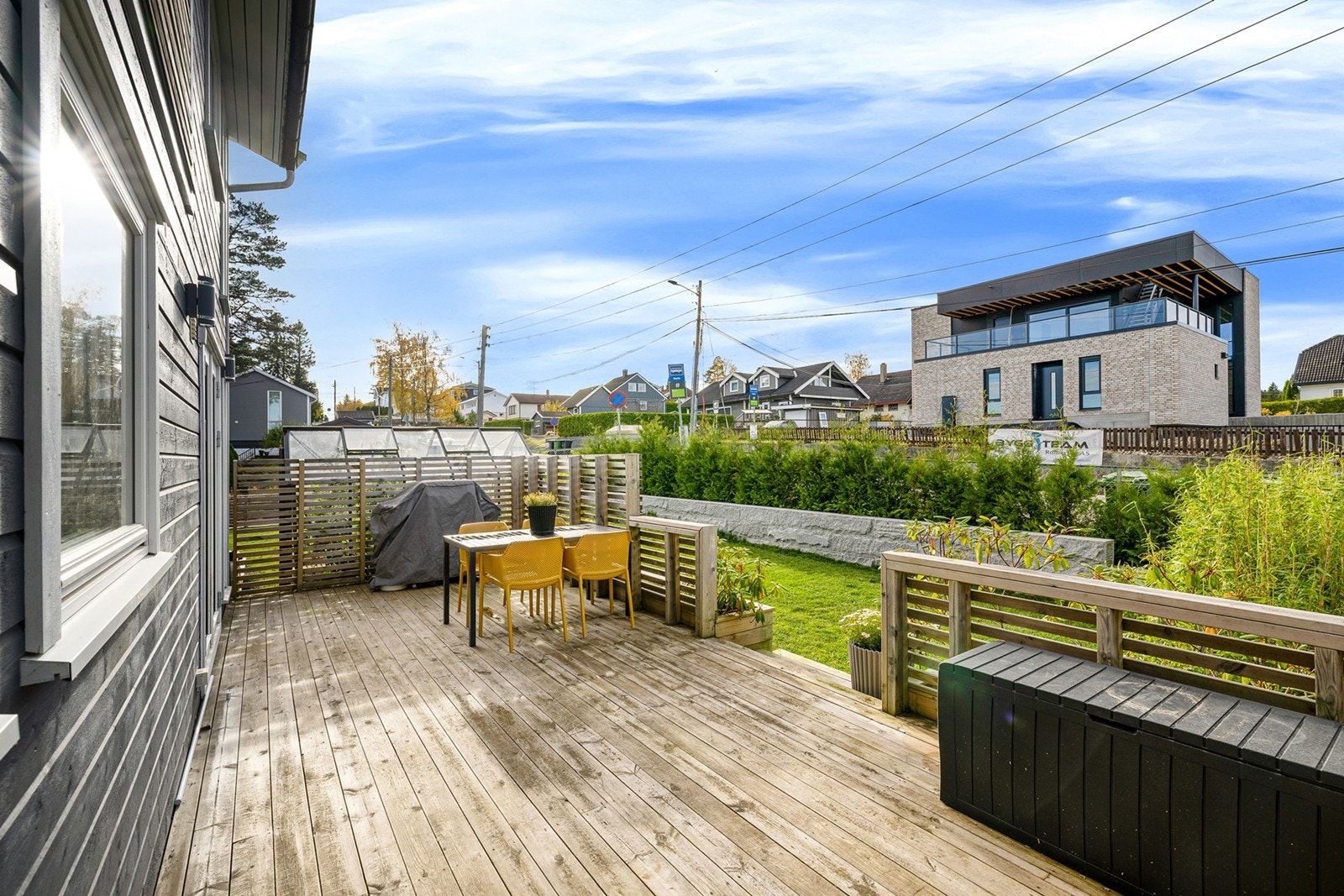 Fra stuen er det utgang til en hyggelig terrasse på 27 kvm med adkomst til hagen. Galleribilde