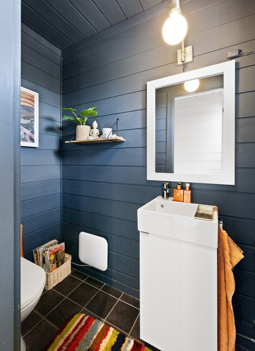 Toalettrom med flislagt gulv, og et vindu som slipper inn naturlig lys. Galleribilde