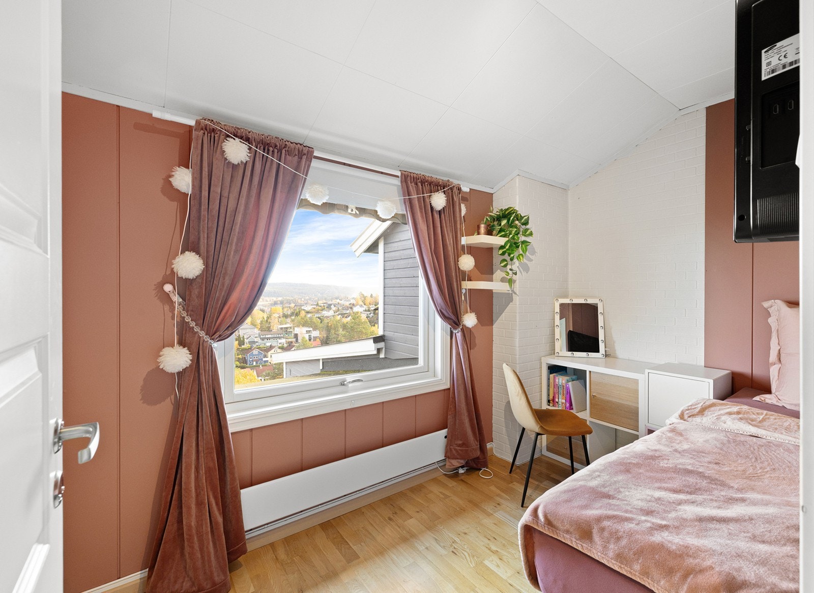 Soverom 3 - Trivelig soverom med plass til seng, skrivebord og oppbevaring. Galleribilde