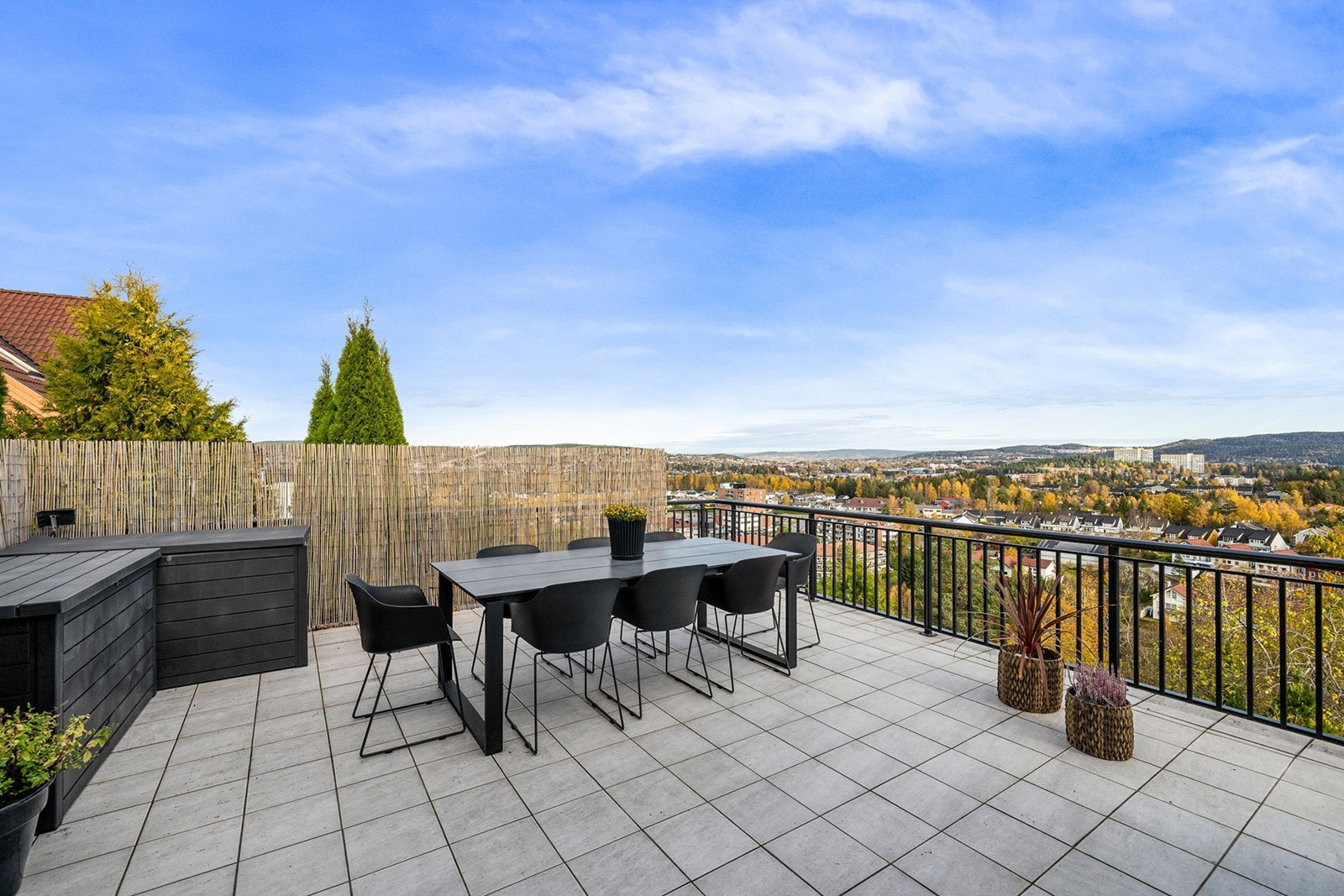 Terrassen utenfor kjøkkenet på 59 kvm med panoramautsikt over nærområdet. Galleribilde