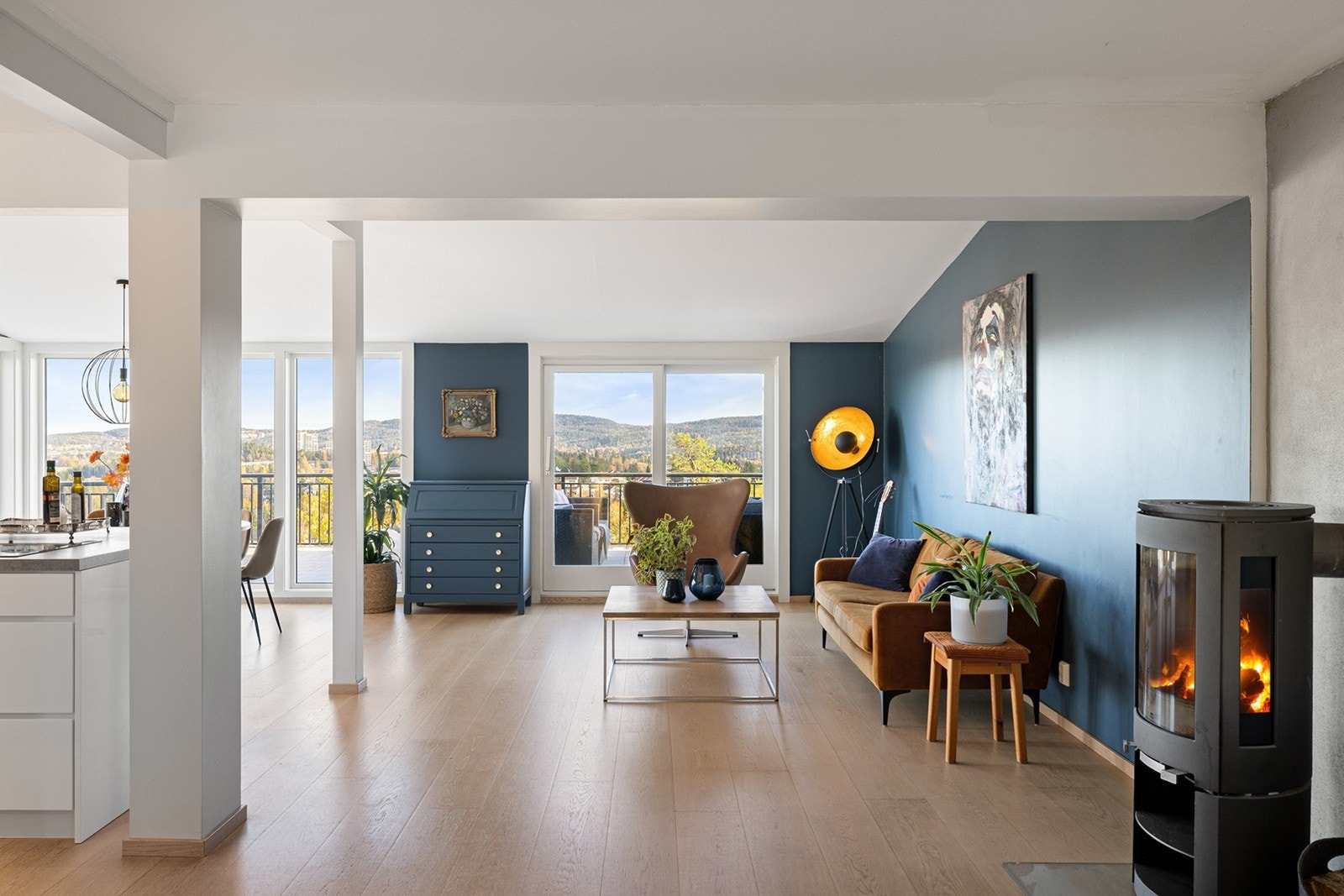 En moderne vedovn tilfører ekstra hygge på kjølige dager, mens gulvvarme i både stue og kjøkken sørger for jevn og behagelig temperatur året rundt. Galleribilde