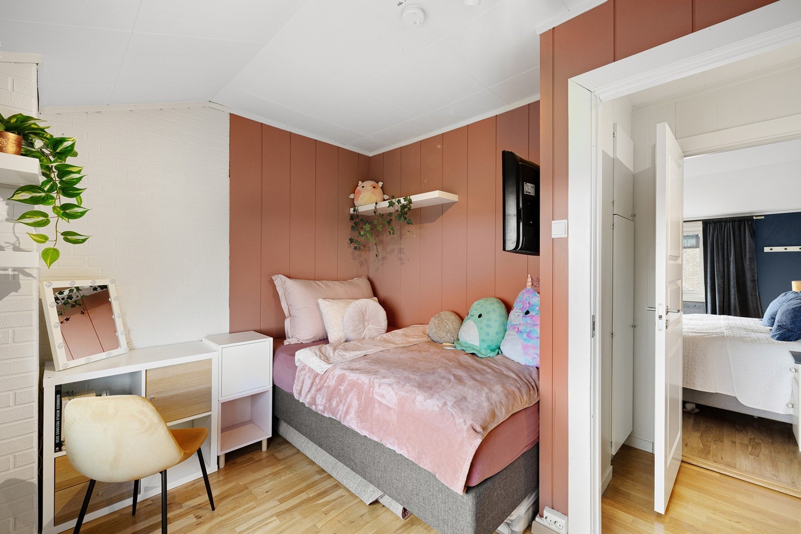 Rommet passer perfekt som barnerom, gjesterom eller kontor, alt etter behov. Galleribilde