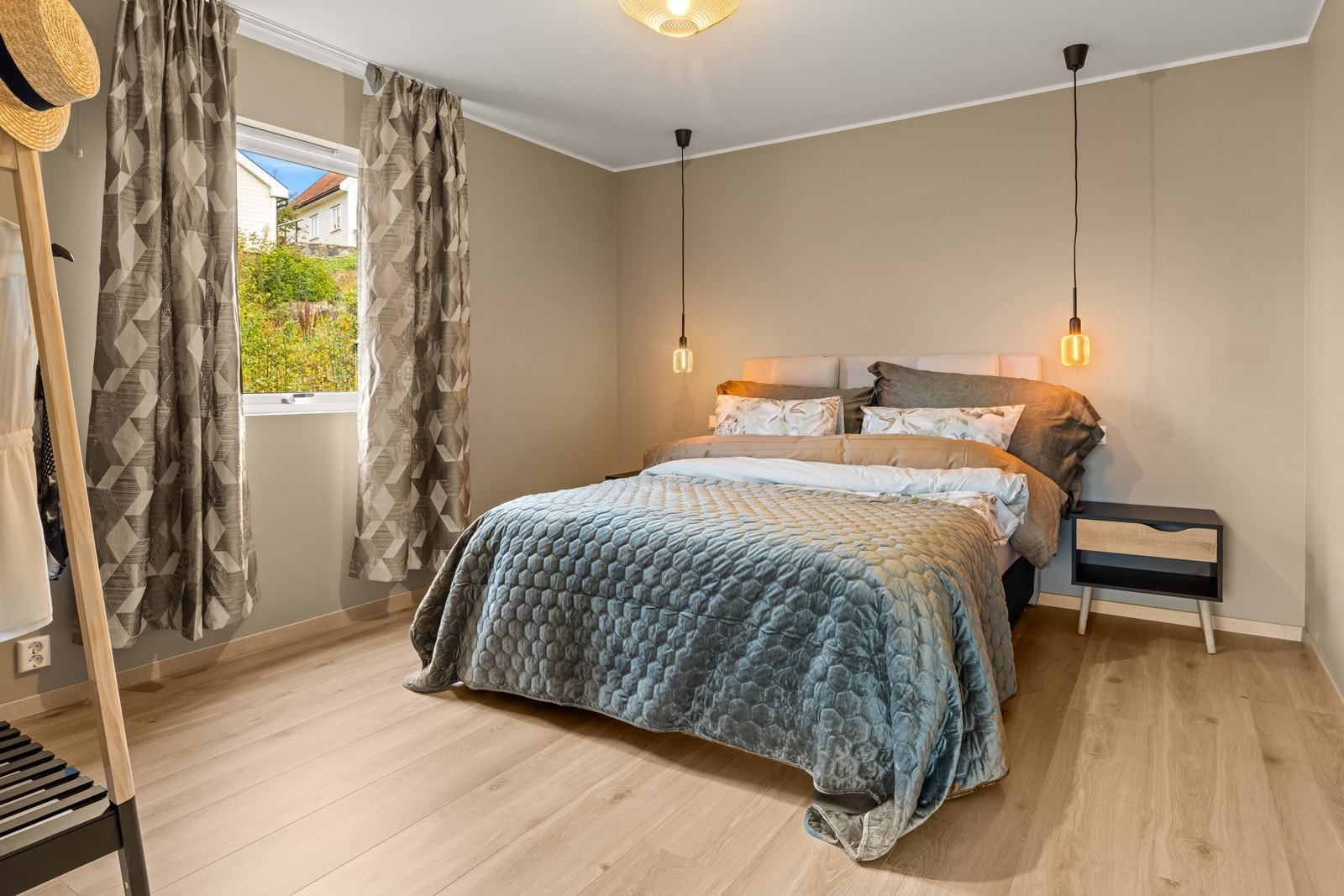 Boligen har tre soverom i ulike størrelser, som gir fleksible løsninger for både barnefamilier, gjesterom eller hjemmekontor. Galleribilde