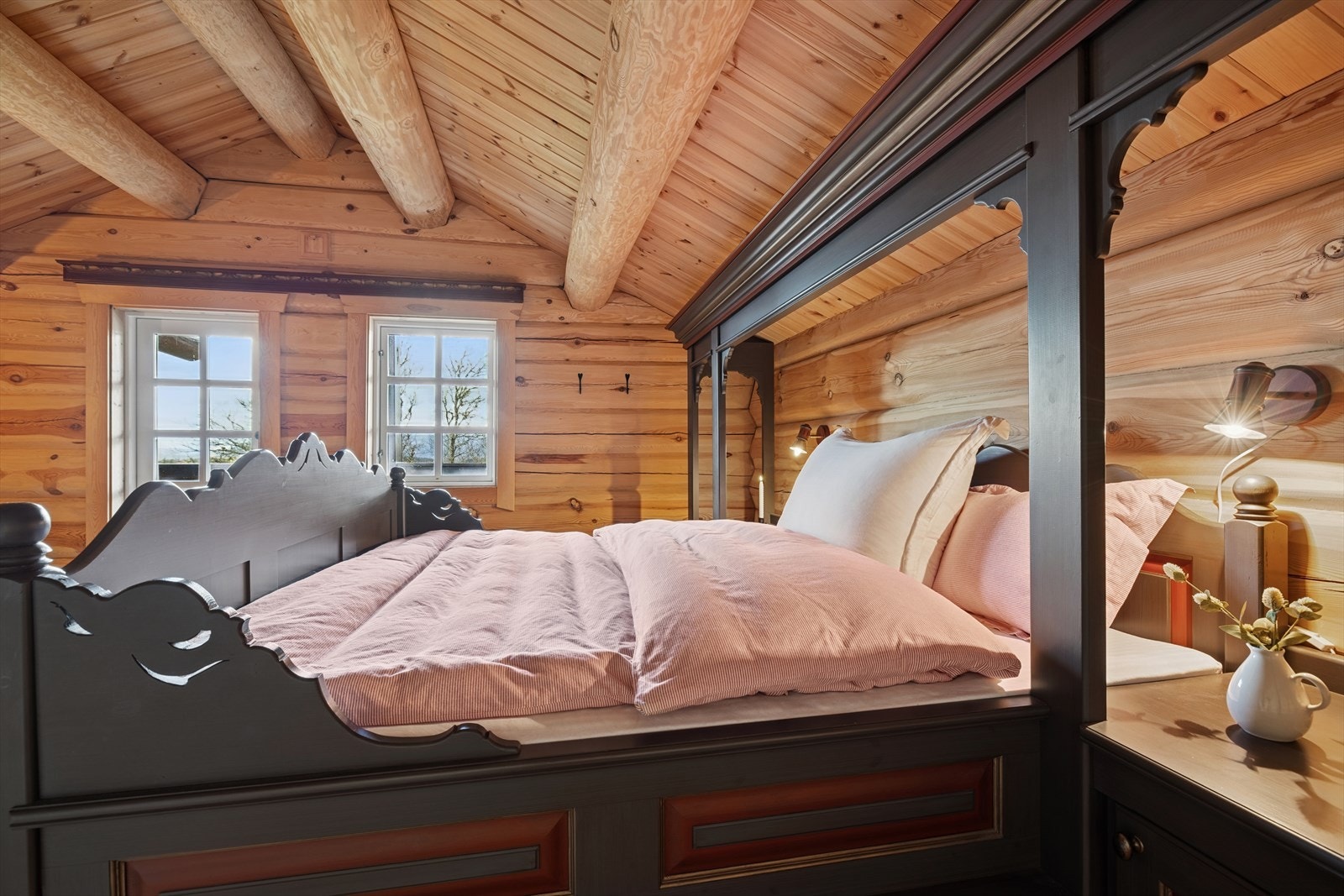 I andre etasje finner du et stort hovedsoverom med tilknyttet bad og utgang til egen veranda - perfekt for å nyte morgenkaffen med utsikt mot fjellene. Galleribilde