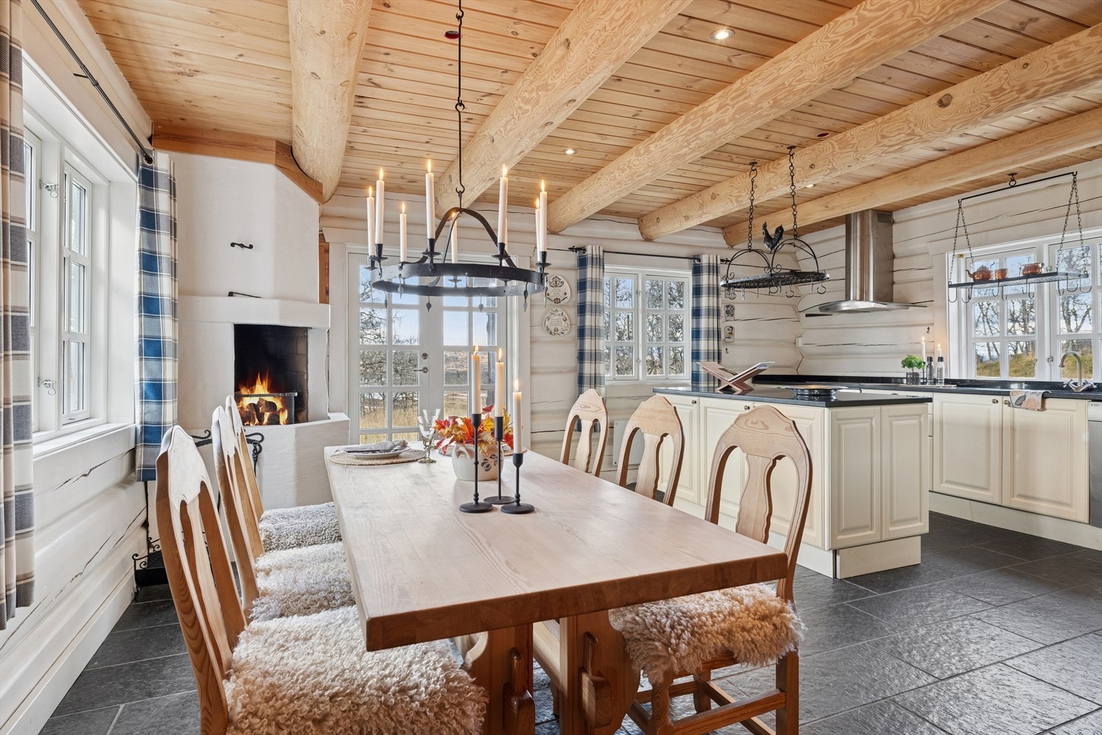 God plass til langbord - perfekt for å samle alle til frokost, lunsj og middag i hyggelige omgivelser Galleribilde